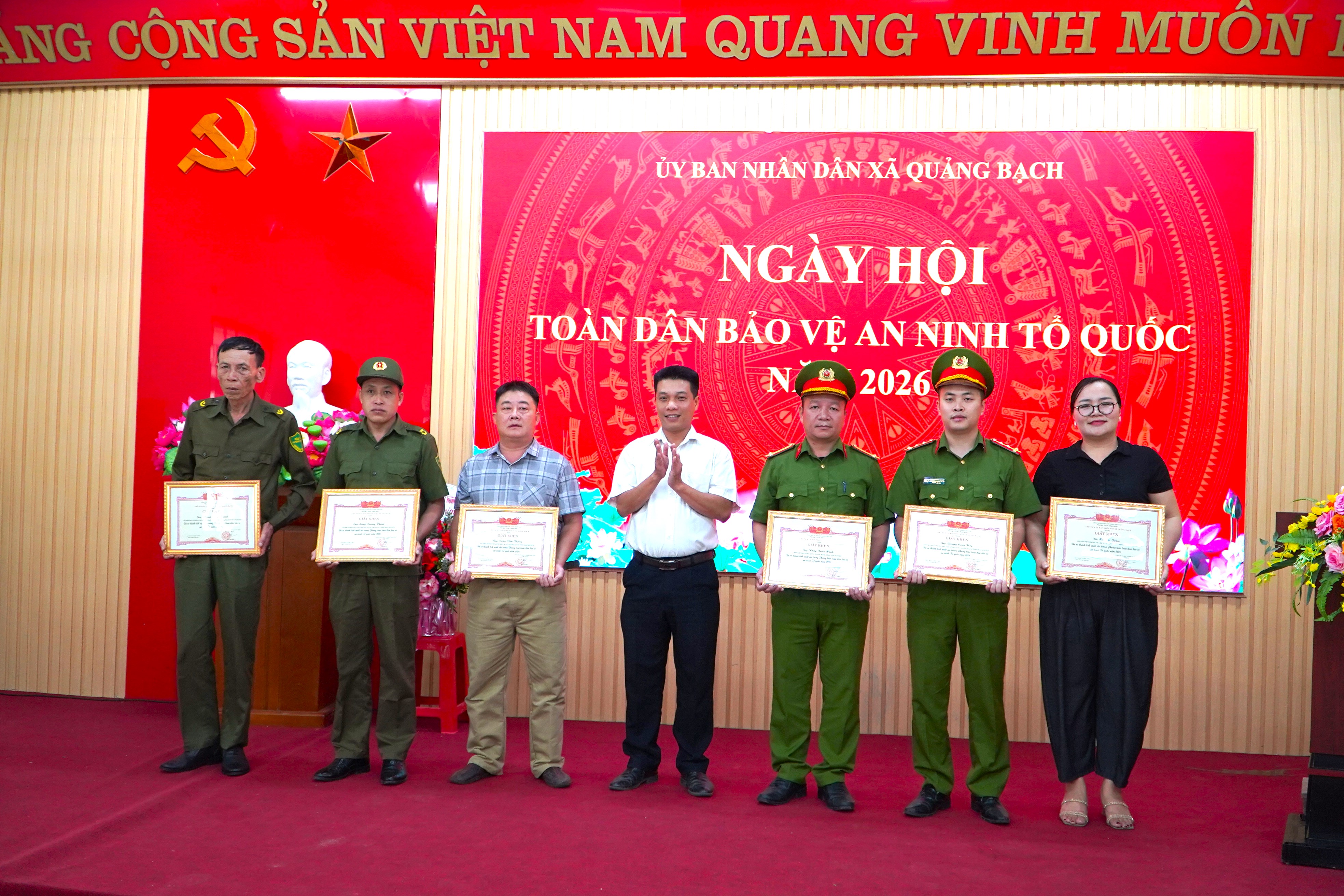 Anh-tin-bai