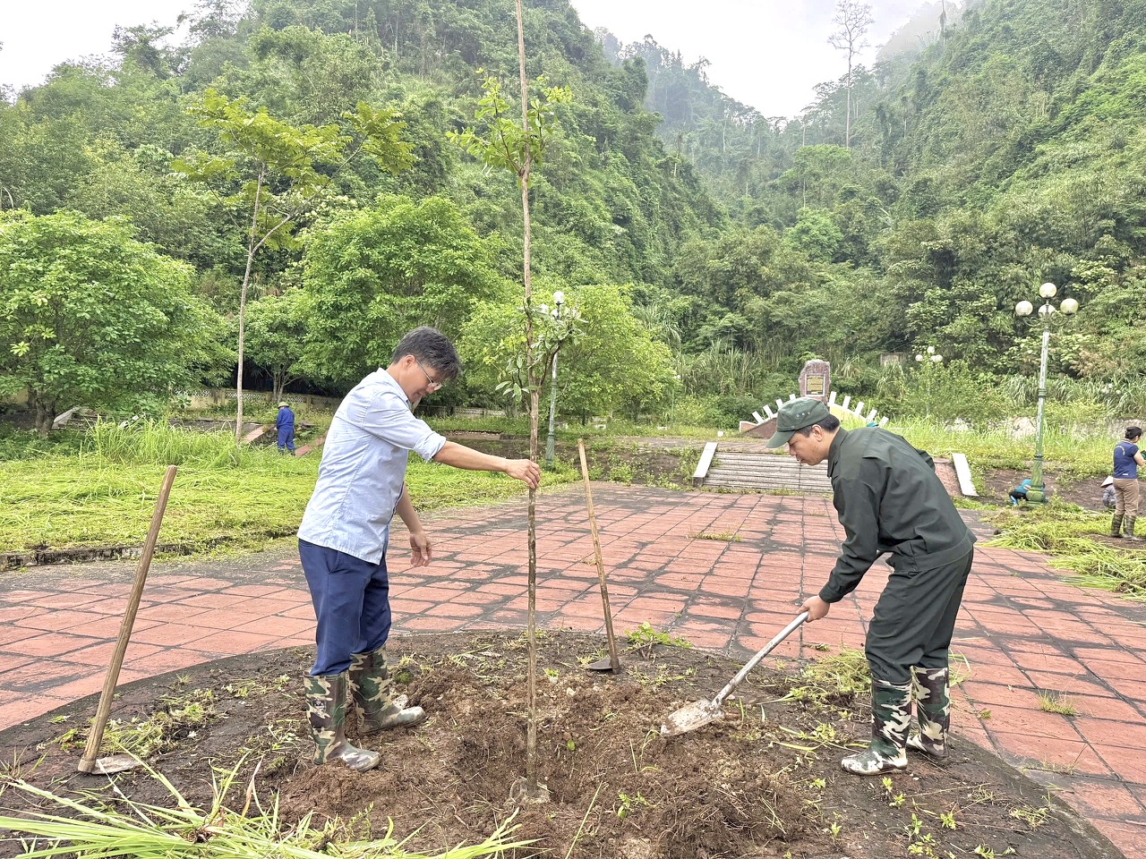 Xã Yên Thịnh ra quân tổng vệ sinh môi trường, chỉnh trang cảnh quan chào mừng kỷ niệm 136 năm Ngày sinh Chủ tịch Hồ Chí Minh và thành công Đại hội MTTQ Việt Nam