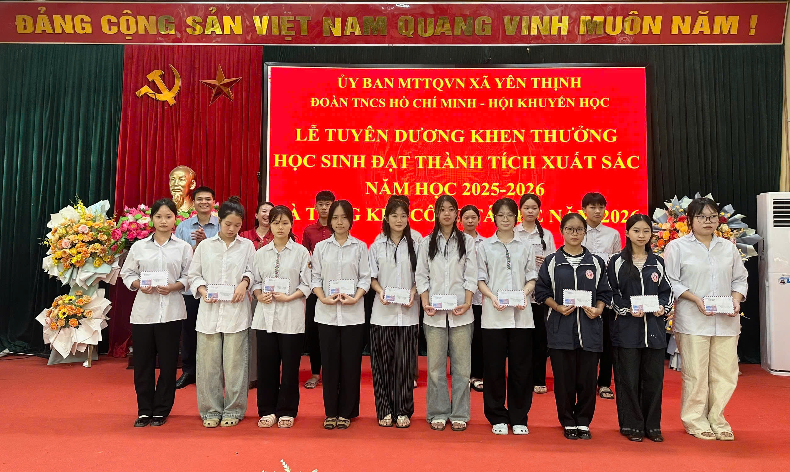 Lễ tuyên dương, khen thưởng học sinh đạt thành tích xuất sắc năm học 2025-2026 và tổng kết công tác hè năm 2026
