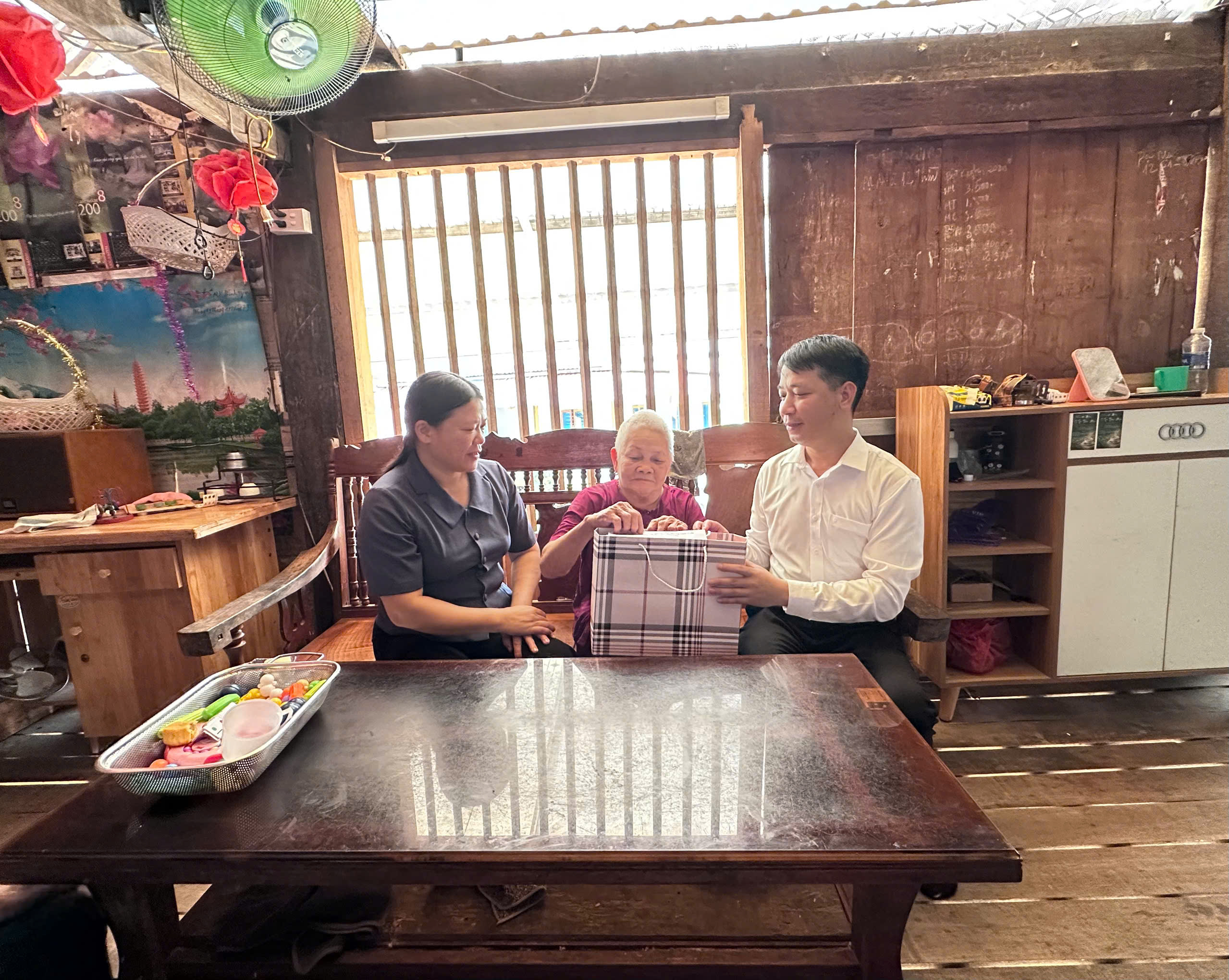 Xã Yên Thịnh tổ chức thăm hỏi, tặng quà người cao tuổi nhân Ngày Quốc tế Người cao tuổi 1/10 và hưởng ứng “Tháng hành động vì Người cao tuổi Việt Nam” năm 2026
