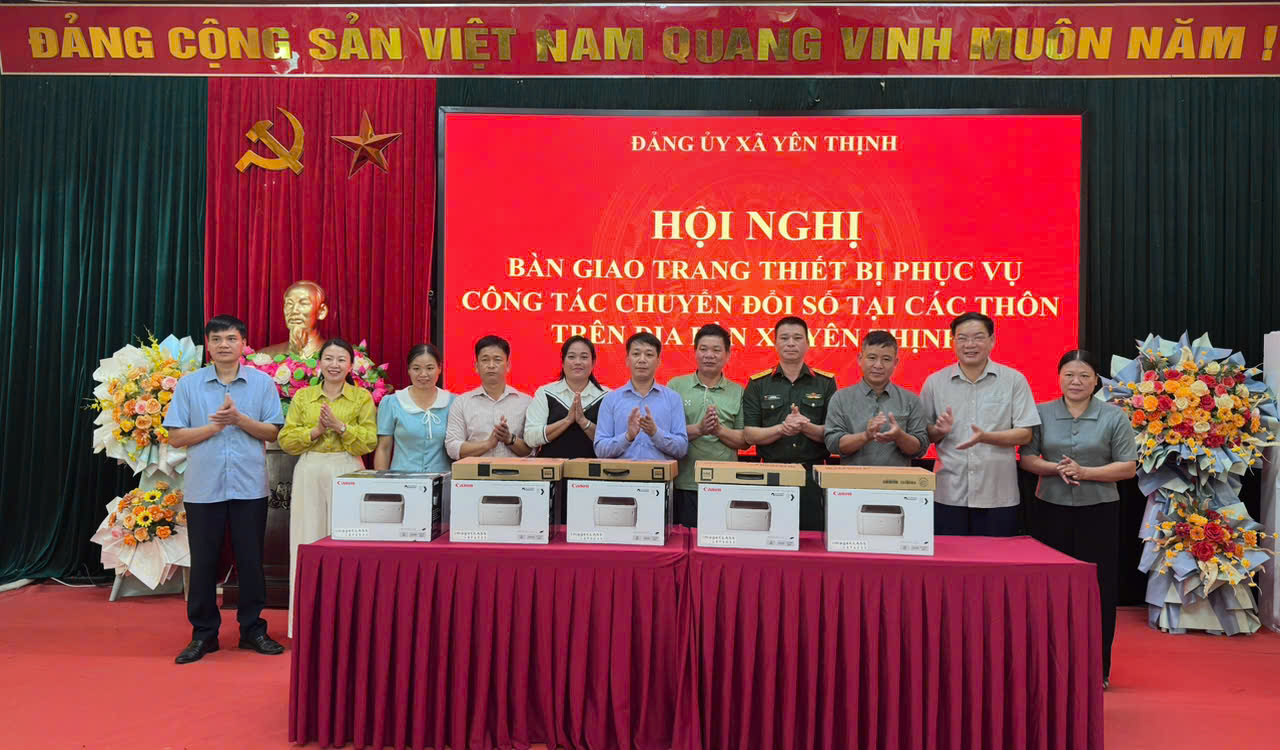 Bàn giao trang thiết bị phục vụ công tác chuyển đổi số cho các thôn trên địa bàn xã Yên Thịnh