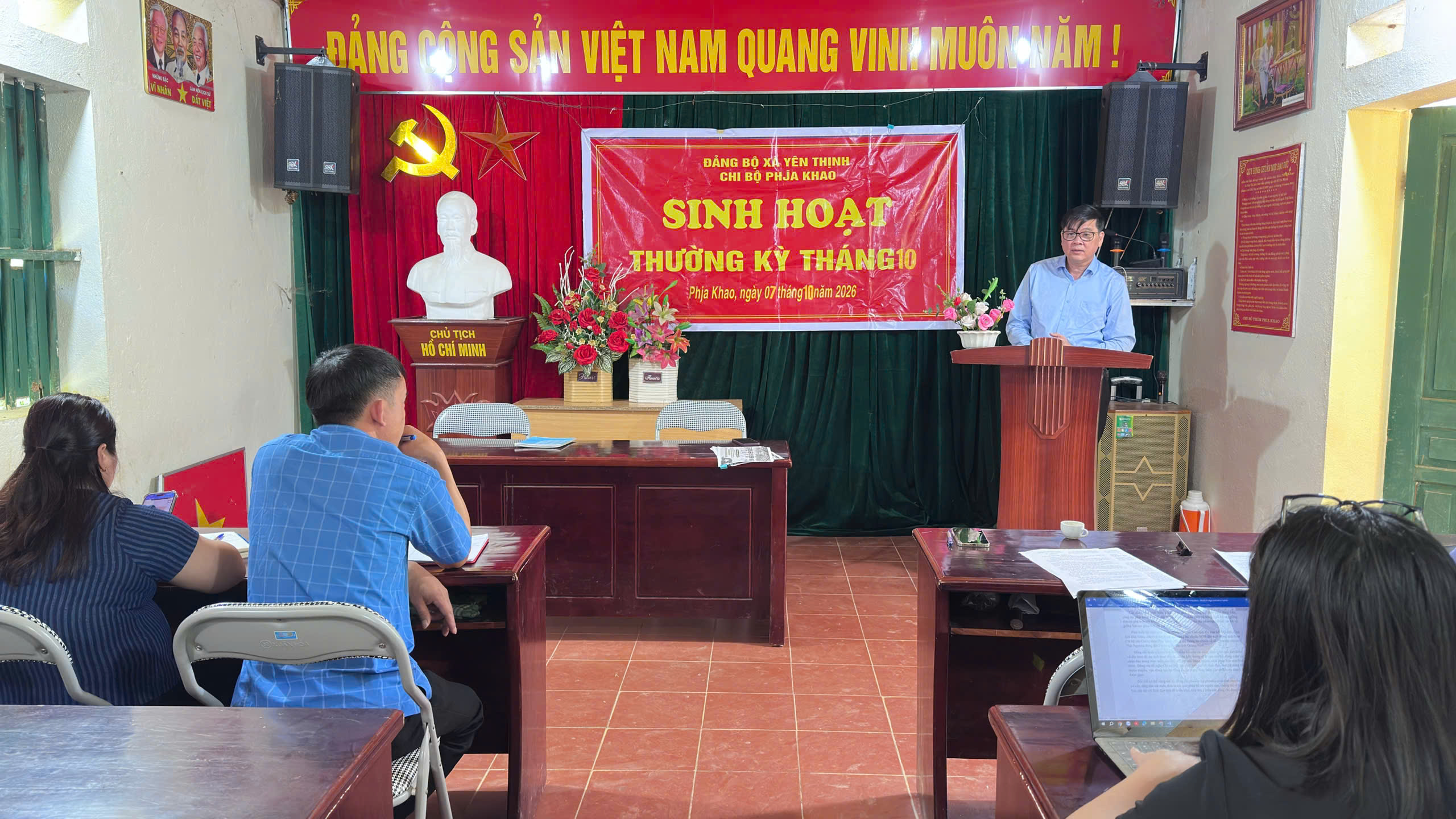 Đồng chí Phan Thanh Hà, Ủy viên Ban Chấp hành Đảng bộ tỉnh, Phó Chủ tịch Ủy ban MTTQ tỉnh, Chủ tịch Hội Nông dân tỉnh cùng dự sinh hoạt Chi bộ tại thôn Phja Khao