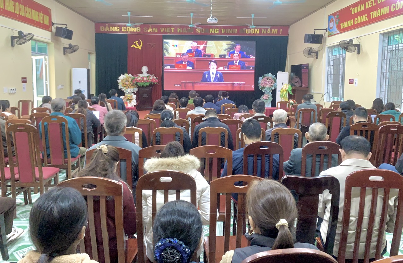 Cán bộ, Đảng viên, nhân dân xã Yên Thịnh theo dõi truyền hình trực tiếp khai mạc trọng thể Đại hội đại biểu toàn quốc lần thứ XIV của Đảng