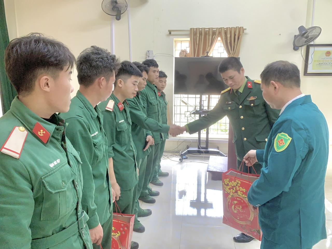 Anh-tin-bai