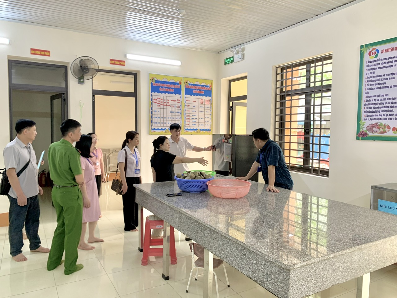 Xã Yên Thịnh kiểm tra đột xuất công tác an toàn thực phẩm tại các trường học trên địa bàn