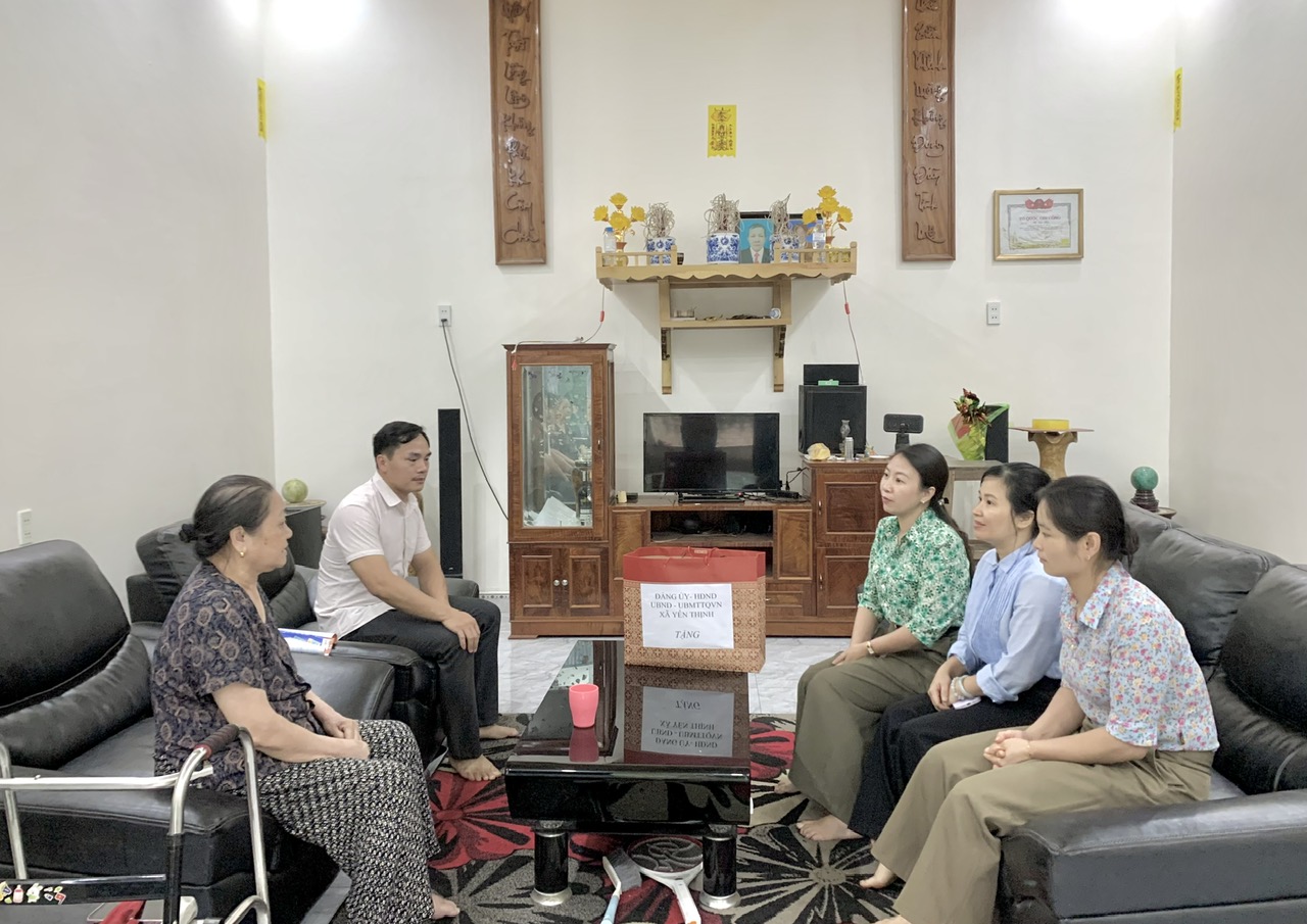 Xã Yên Thịnh thăm, tặng quà tri ân các gia đình liệt sĩ là chiến sĩ Điện Biên trên địa bàn xã
