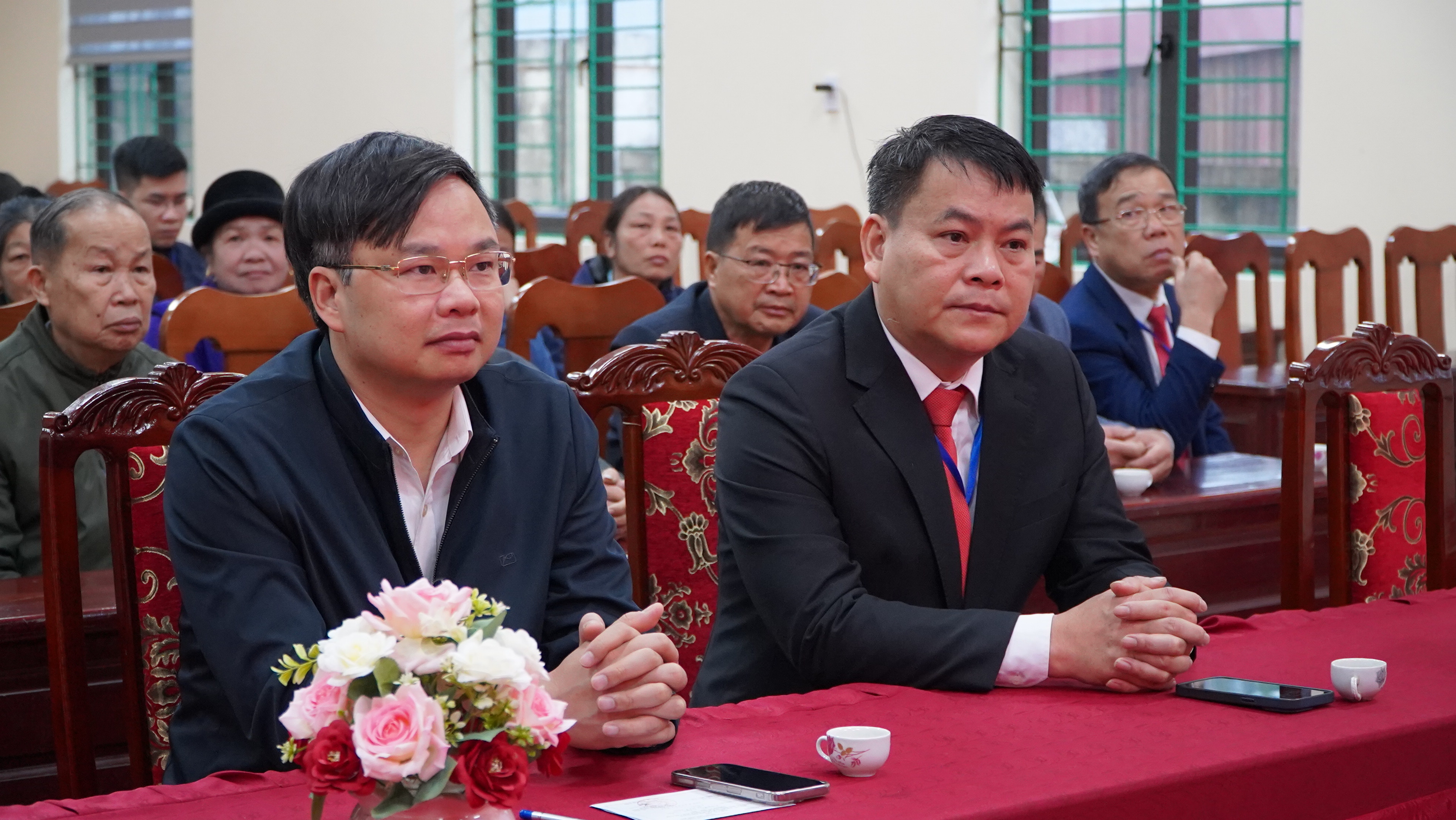 Đồng chí Nguyễn Ngọc Tuân, Ủy viên BCH Đảng bộ tỉnh, Giám đốc Sở GD&amp;ĐT tỉnh dự khai mạc và bỏ phiếu bầu cử tại khu vực bỏ phiếu số 8,  xã Yên Phong