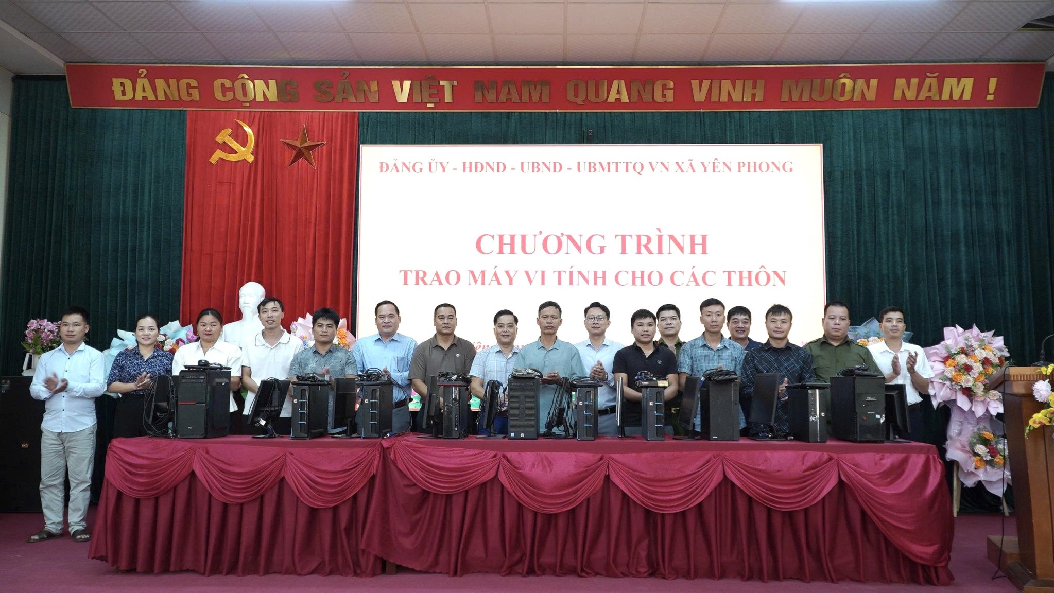 Yên Phong trang bị máy tính cho 10 thôn nâng cao hiệu quả hoạt động cơ sở