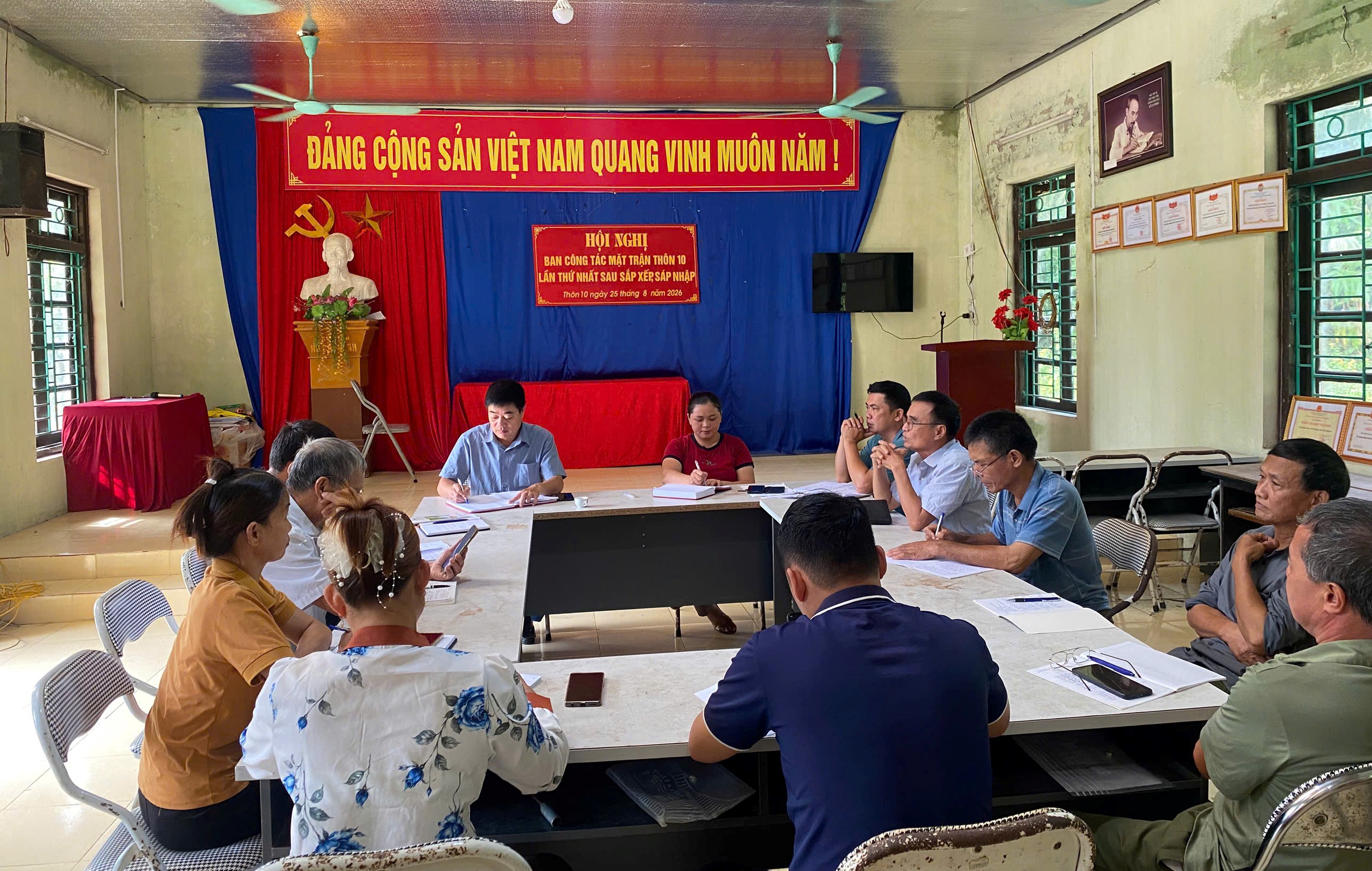 Ban Thường trực Ủy ban MTTQ Việt Nam xã dự hội nghị Ban Công tác Mặt trận tại 10/10 thôn sau sắp xếp