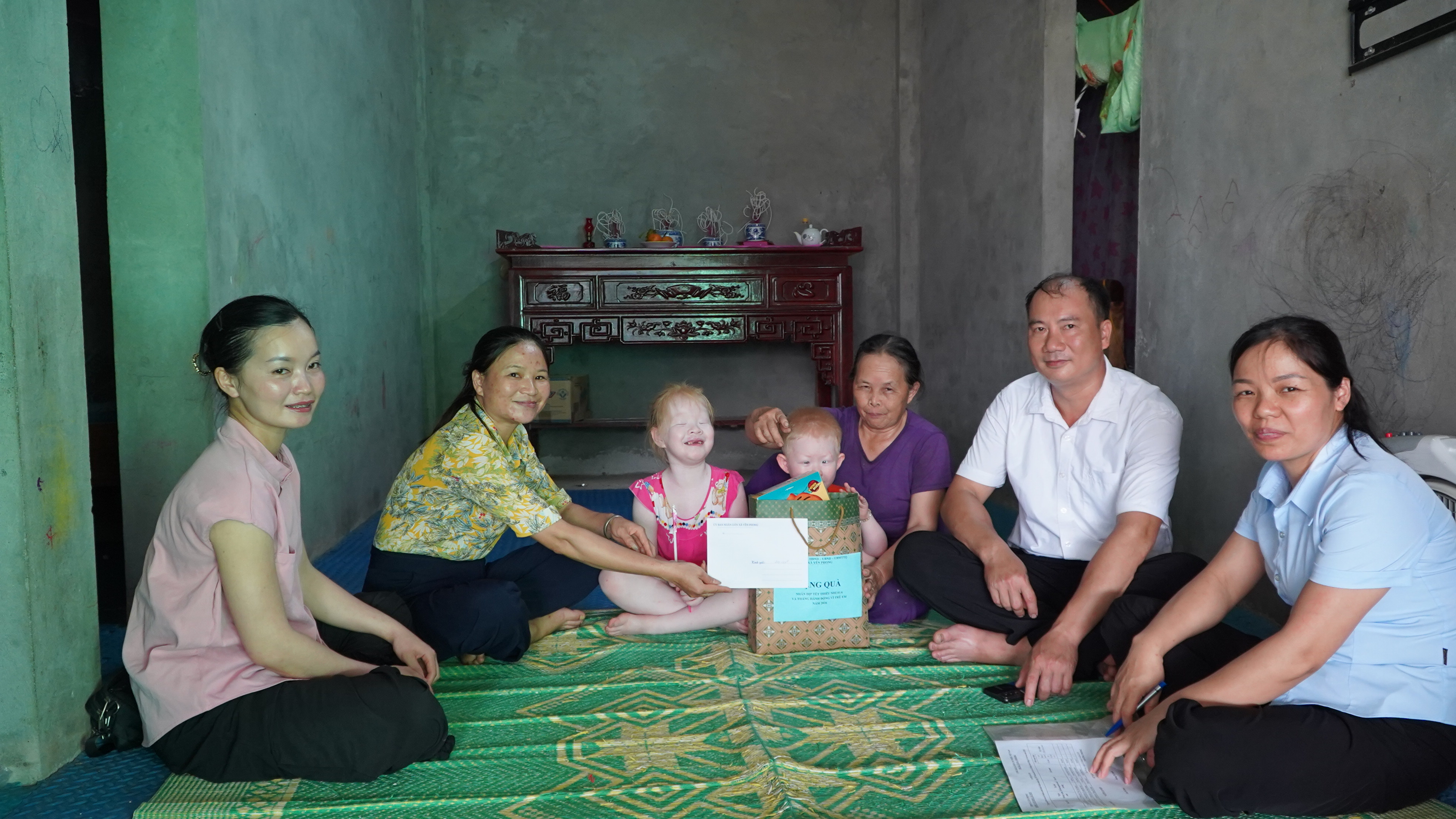 Xã Yên Phong tặng quà trẻ em có hoàn cảnh khó khăn nhân ngày Quốc tế Thiếu nhi 1/6