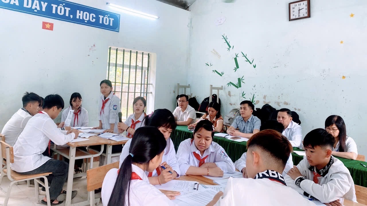 Đoàn công tác của Đảng ủy xã thăm lớp, dự giờ và kiểm tra việc triển khai các Nghị quyết của Đảng tại các trường học