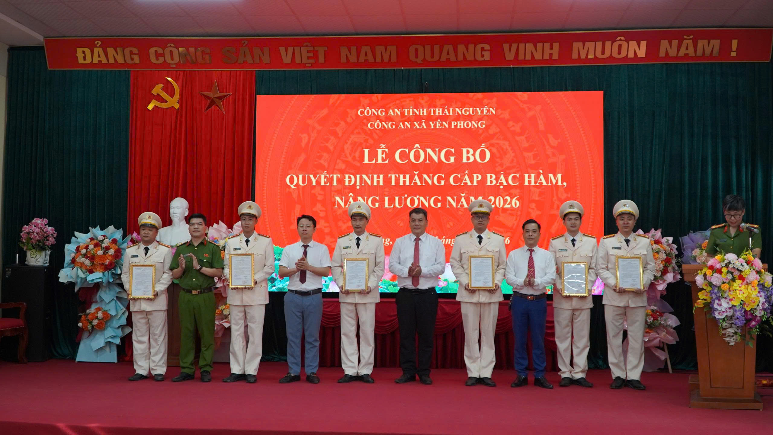 Công an xã Yên Phong công bố Quyết định thăng cấp bậc hàm, nâng lương năm 2026