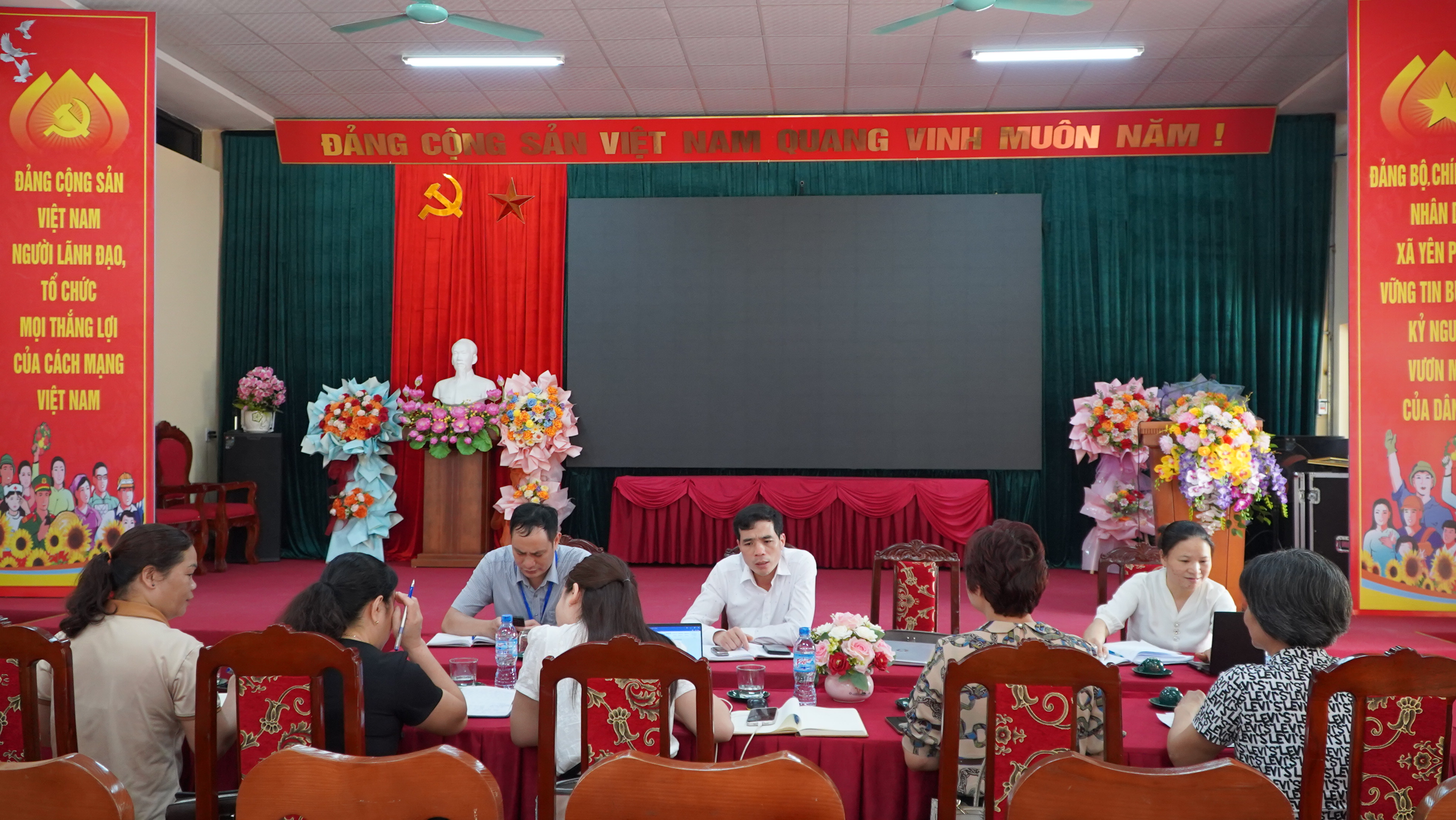 Trung tâm kiểm soát bệnh tật tỉnh Thái Nguyên khảo sát, làm việc tại xã Yên Phong