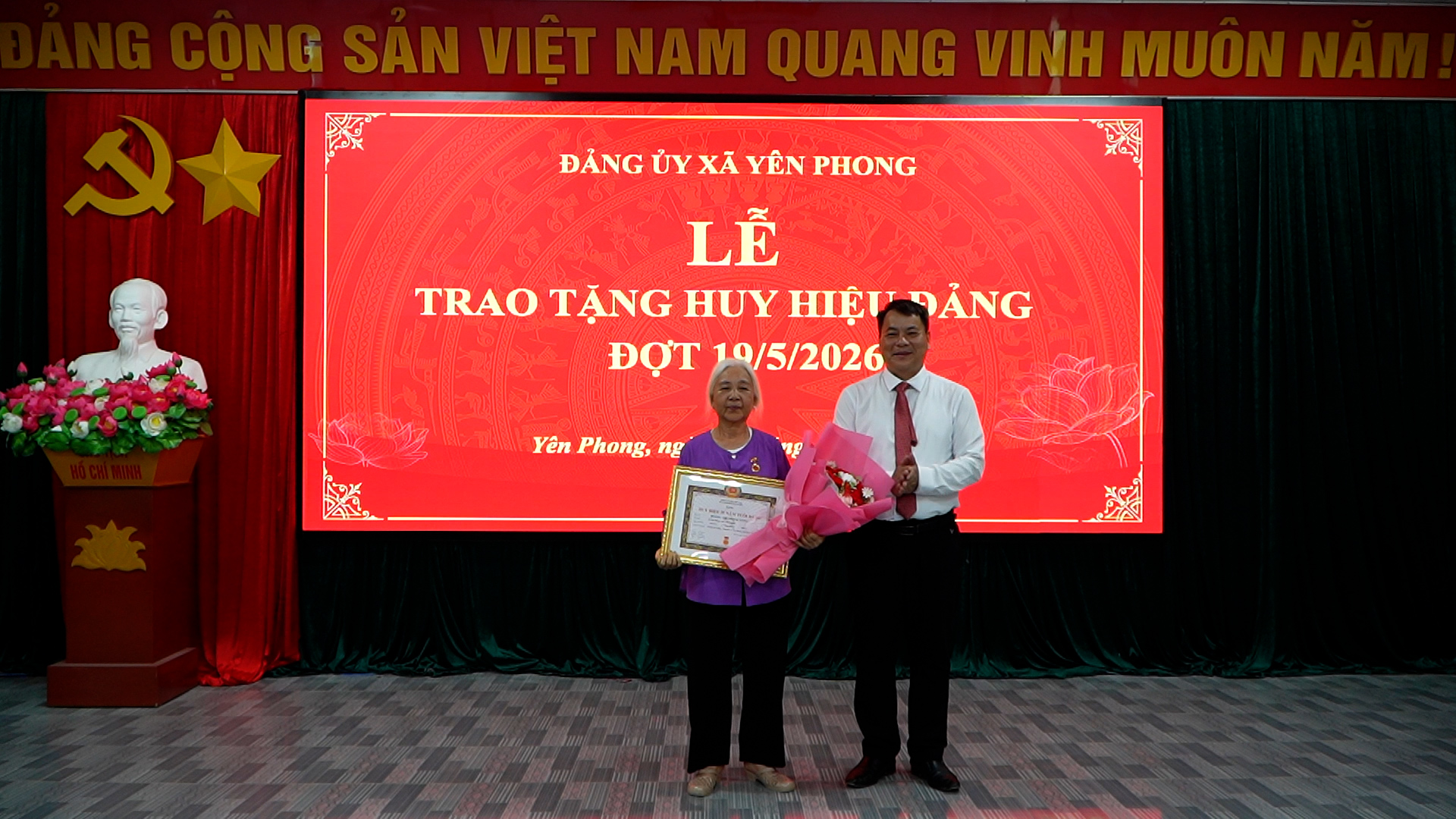 Đảng ủy xã Yên Phong tổ chức Lễ trao tặng Huy hiệu Đảng đợt 19/5/2026
