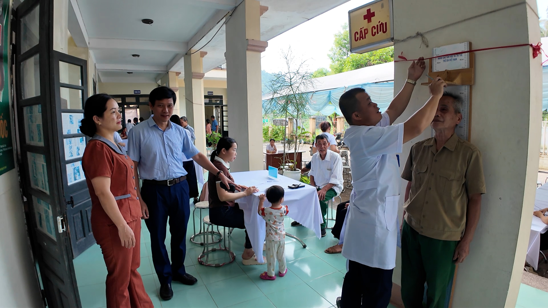 Người dân xã Yên Phong tham gia khám sức khỏe định kỳ năm 2026