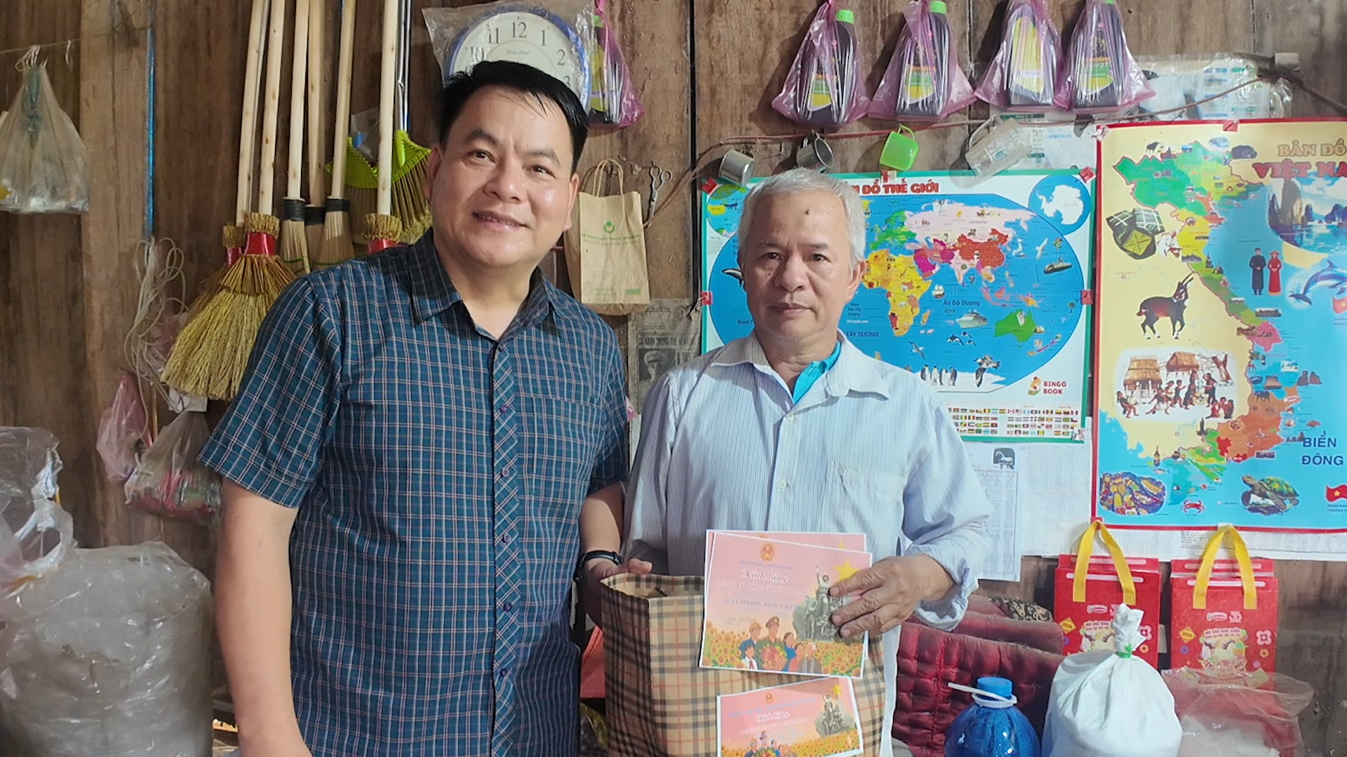 Lãnh đạo xã Yên Phong thăm hỏi, tặng quà người có công với cách mạng, thân nhân Liệt sĩ nhân dịp 27/7