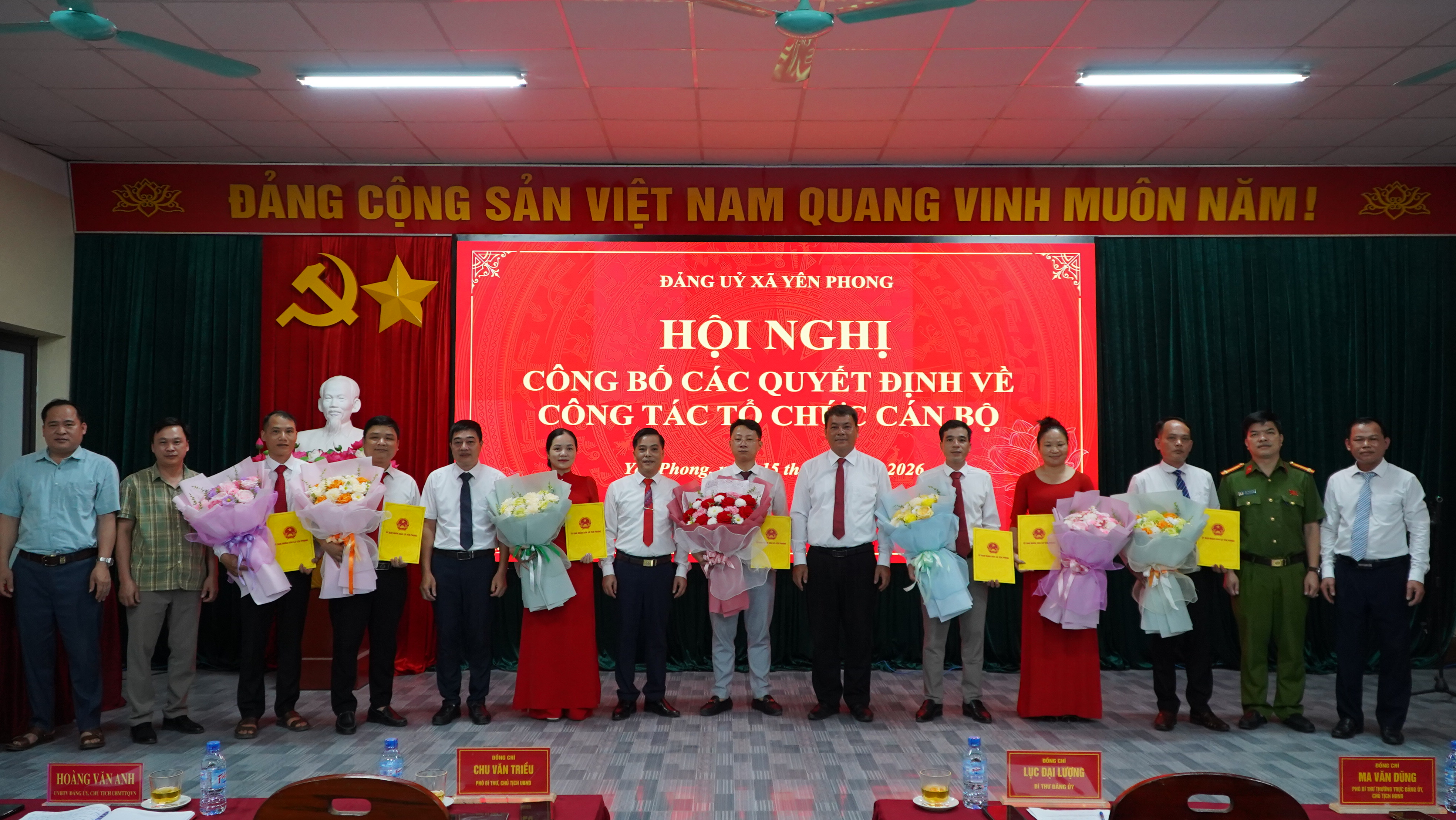 Yên Phong công bố các quyết định về công tác tổ chức cán bộ