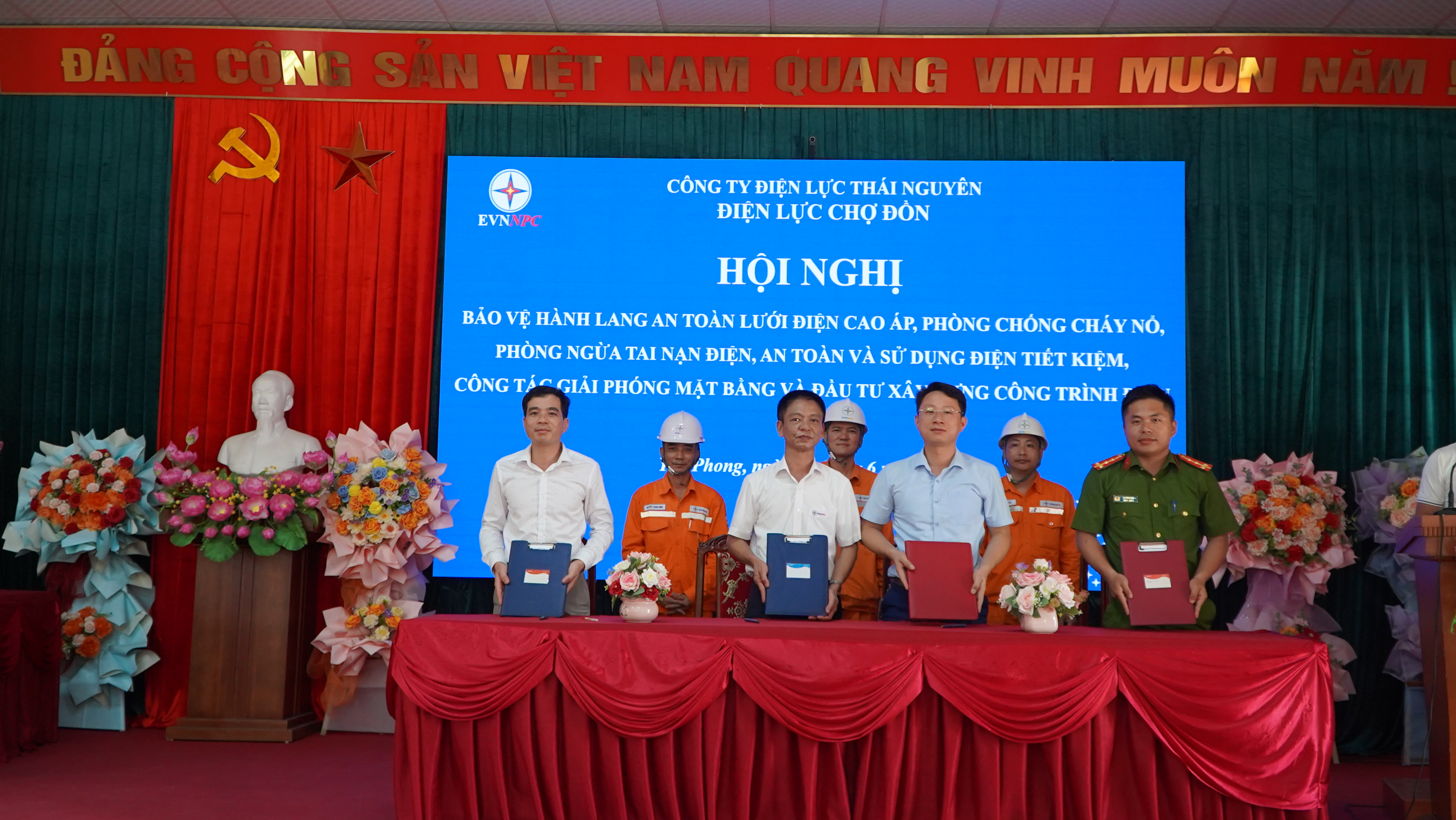 Hội nghị tuyên truyền bảo vệ hành lang an toàn lưới điện cao áp và phòng ngừa tai nạn điện 