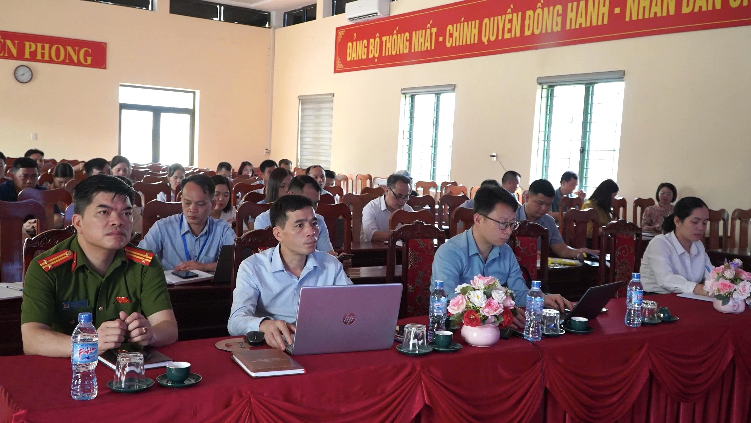 Xã Yên Phong tổ chức hai điểm cầu học tập, quán triệt Nghị quyết Hội nghị Trung ương hai khóa XIV