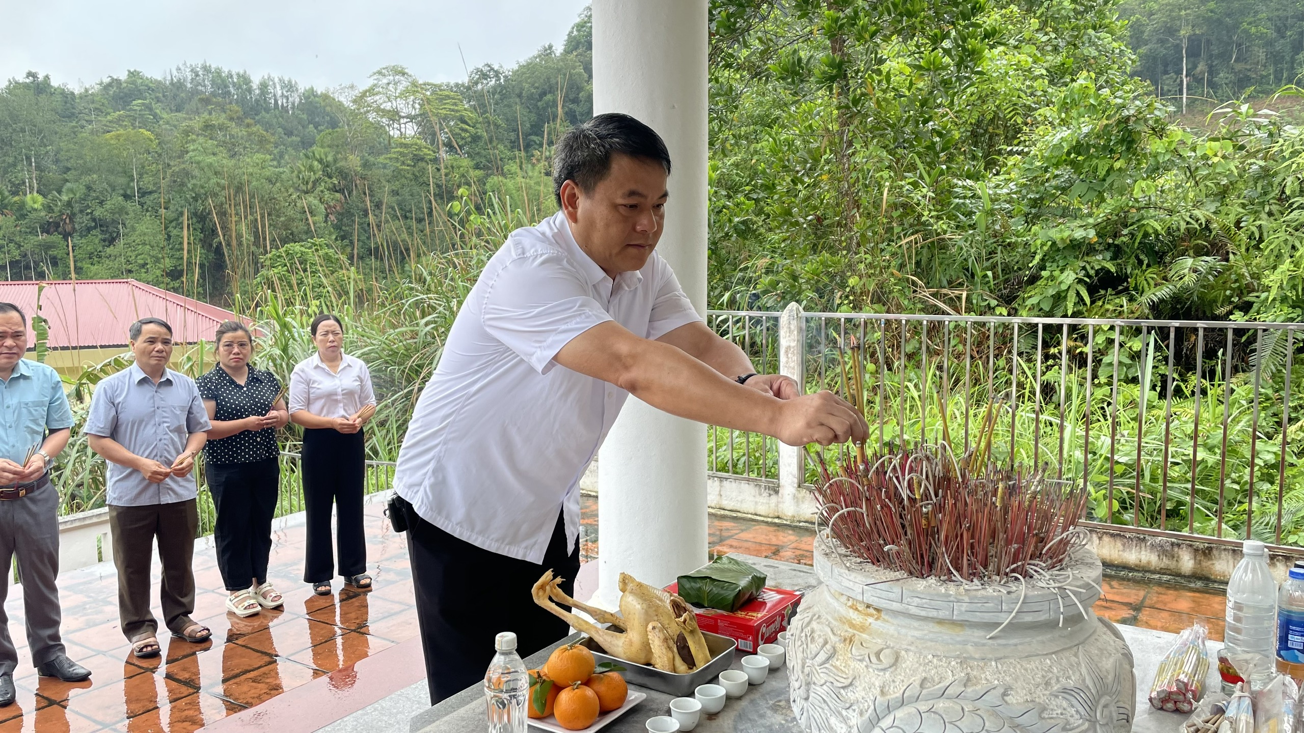 Xã Yên Phong thắp hương nhà bia ghi tên Liệt sĩ nhân dịp kỷ niệm 51 năm Ngày giải phóng miền Nam, thống nhất đất nước 30/4/1975-30/4/2026