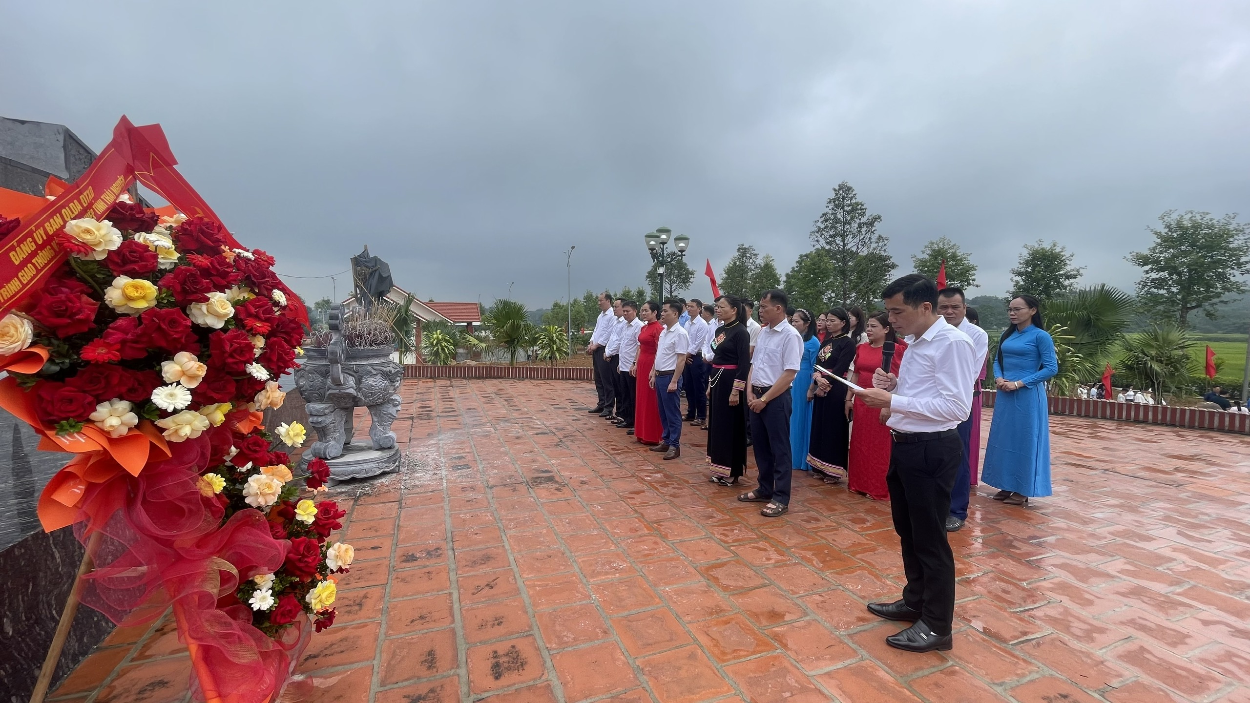 Chi bộ UBND xã Yên Phong về nguồn tại Khu di tích lịch sử nơi thành lập Chi bộ cơ sở Đảng đầu tiên của tỉnh Thái Nguyên
