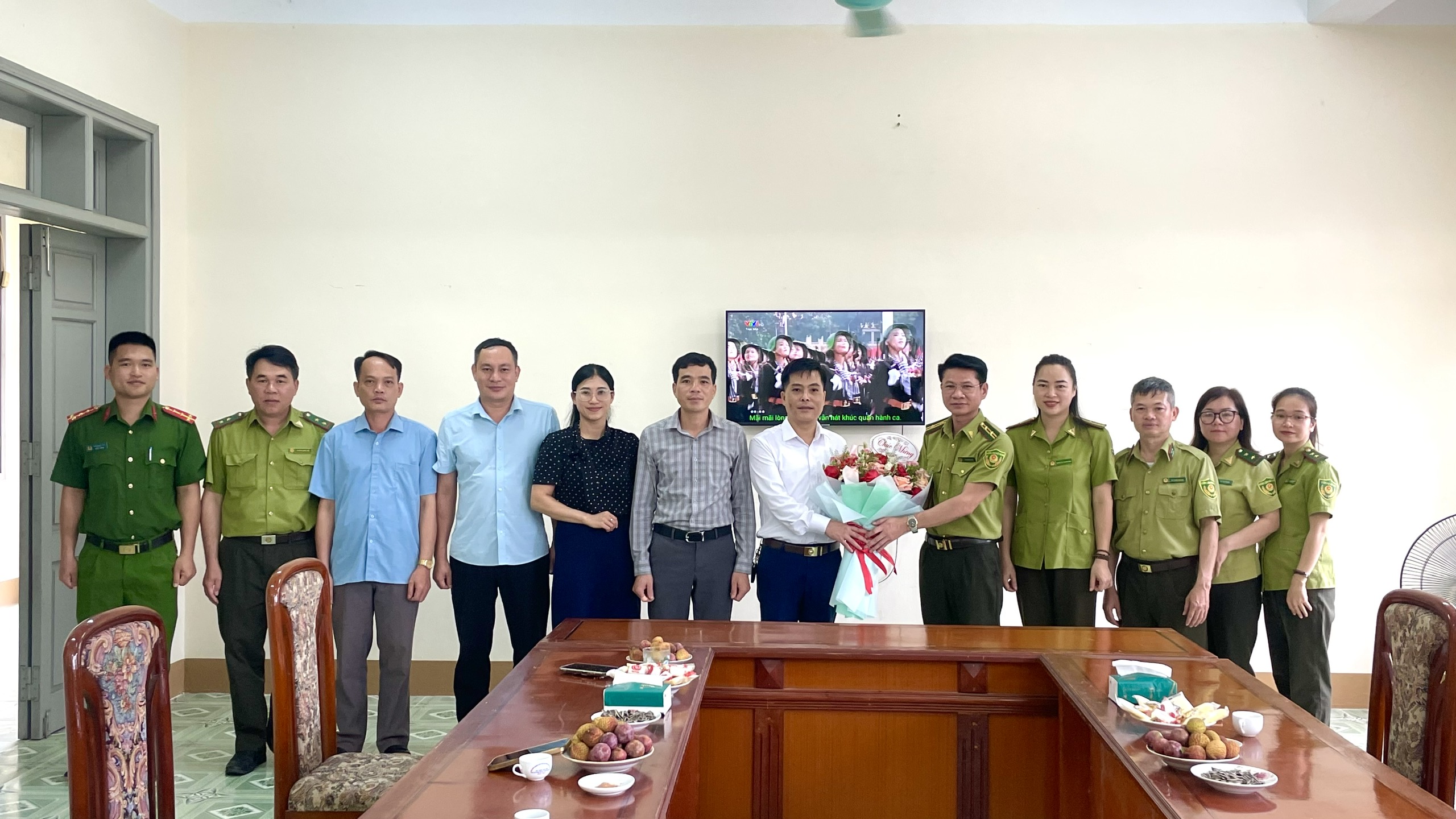 Lãnh đạo xã Yên Phong chúc mừng Hạt Kiểm lâm số 8 nhân Ngày thành lập lực lượng Kiểm lâm Việt Nam