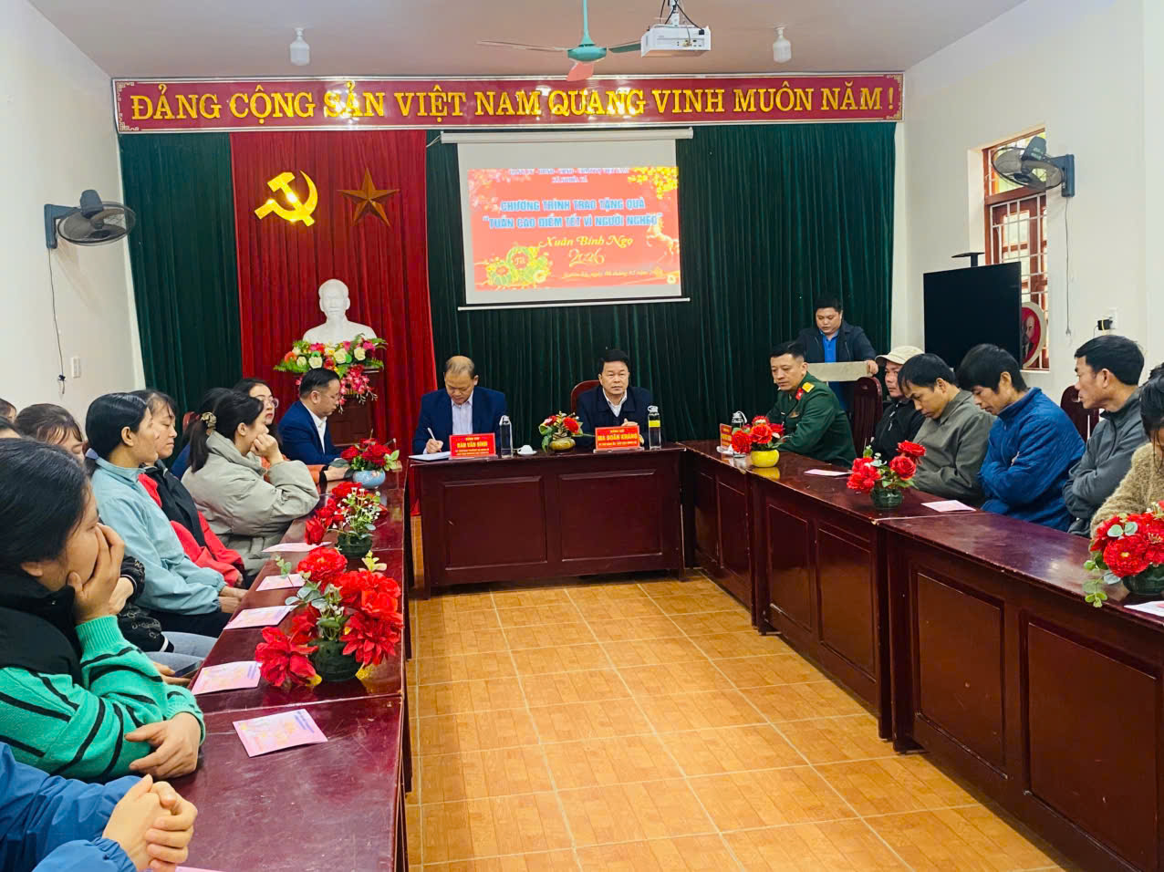 Xã Nghĩa Tá tổ chức trao tặng quà “Tuần cao điểm Tết vì người nghèo” Xuân Bính Ngọ 2026