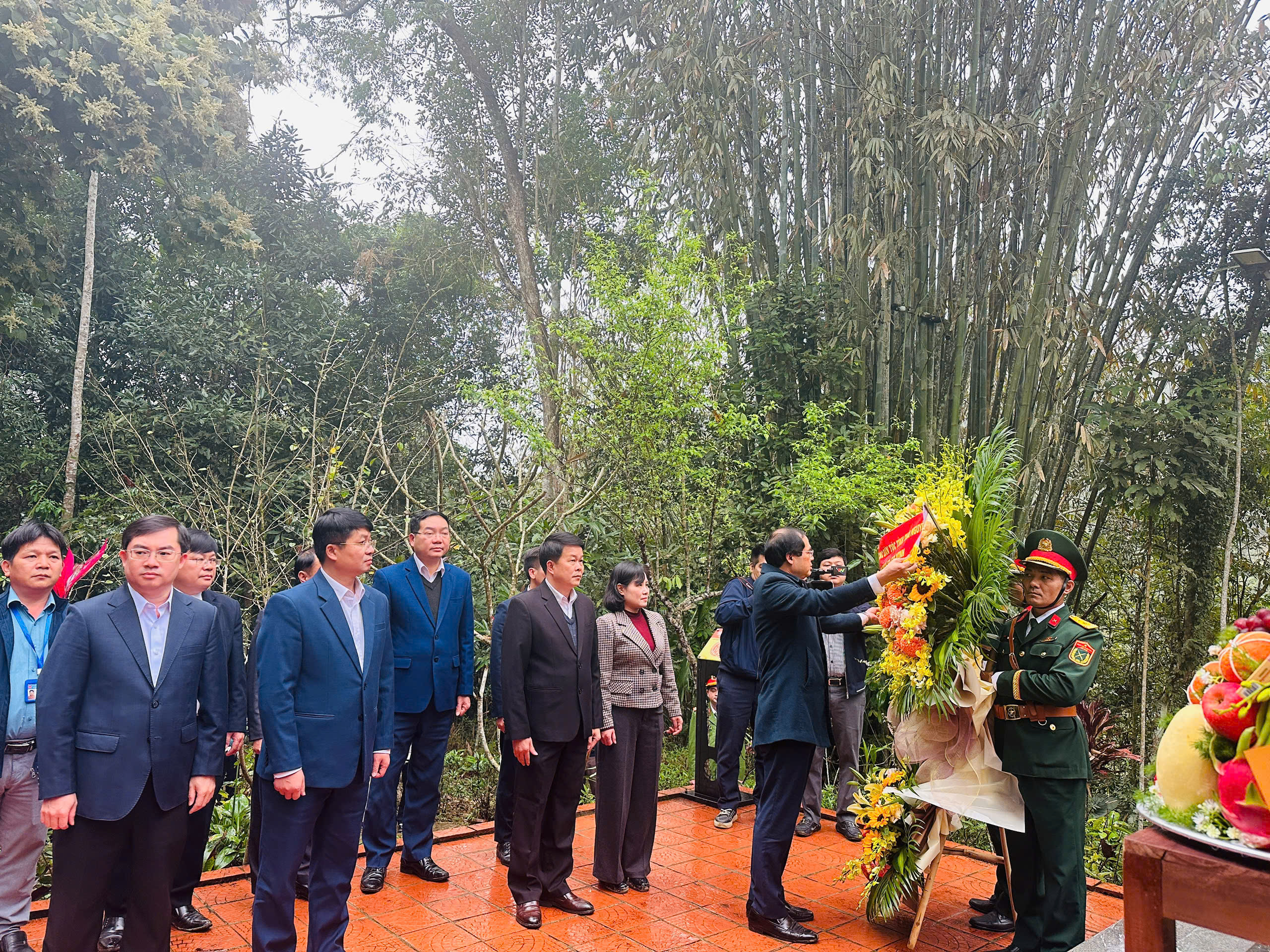 	Đồng chí Bí thư Tỉnh ủy Thái Nguyên dâng hương tại Khu di tích Nà Pậu và Khuổi Linh, xã Nghĩa Tá