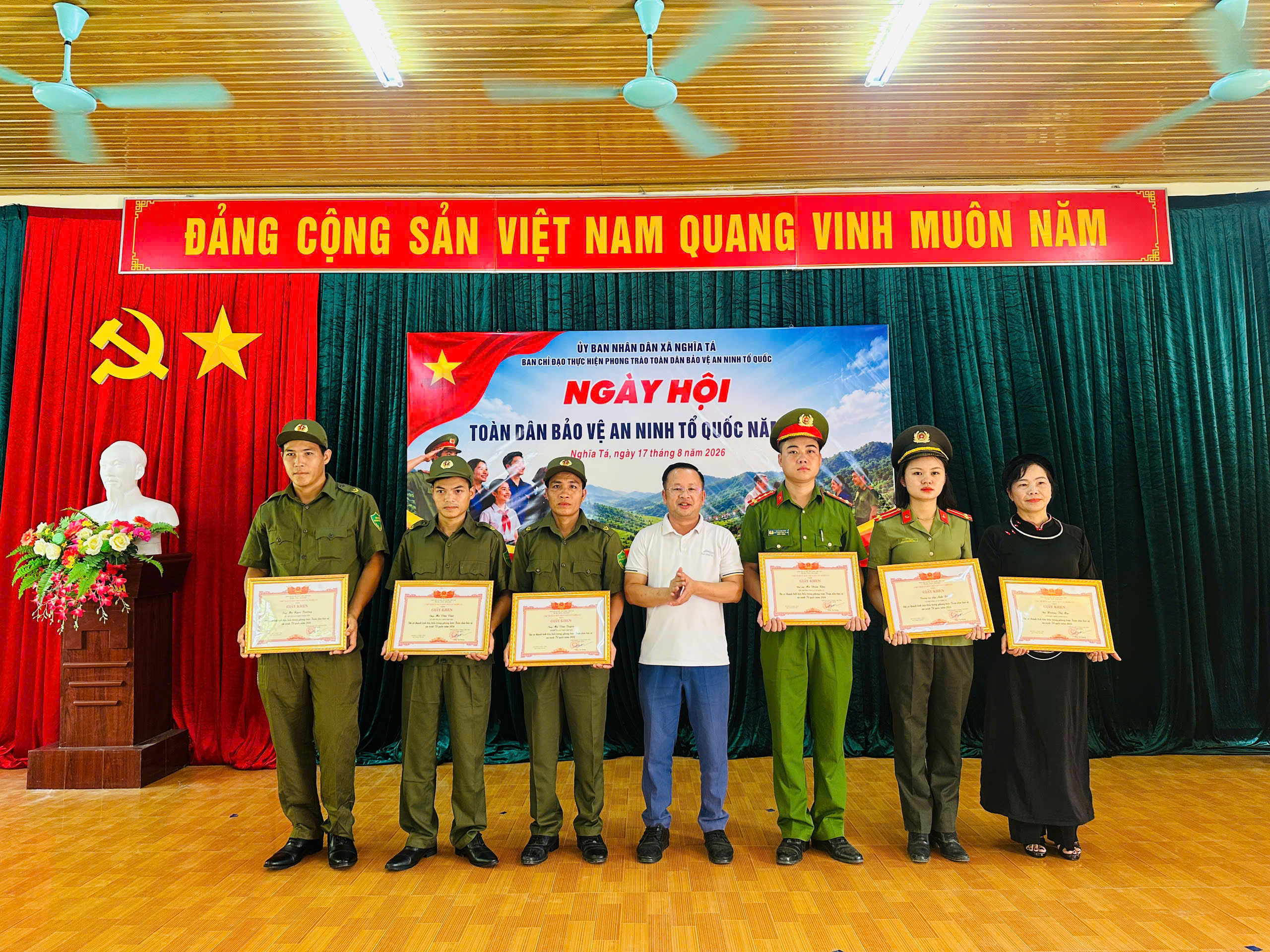 Anh-tin-bai