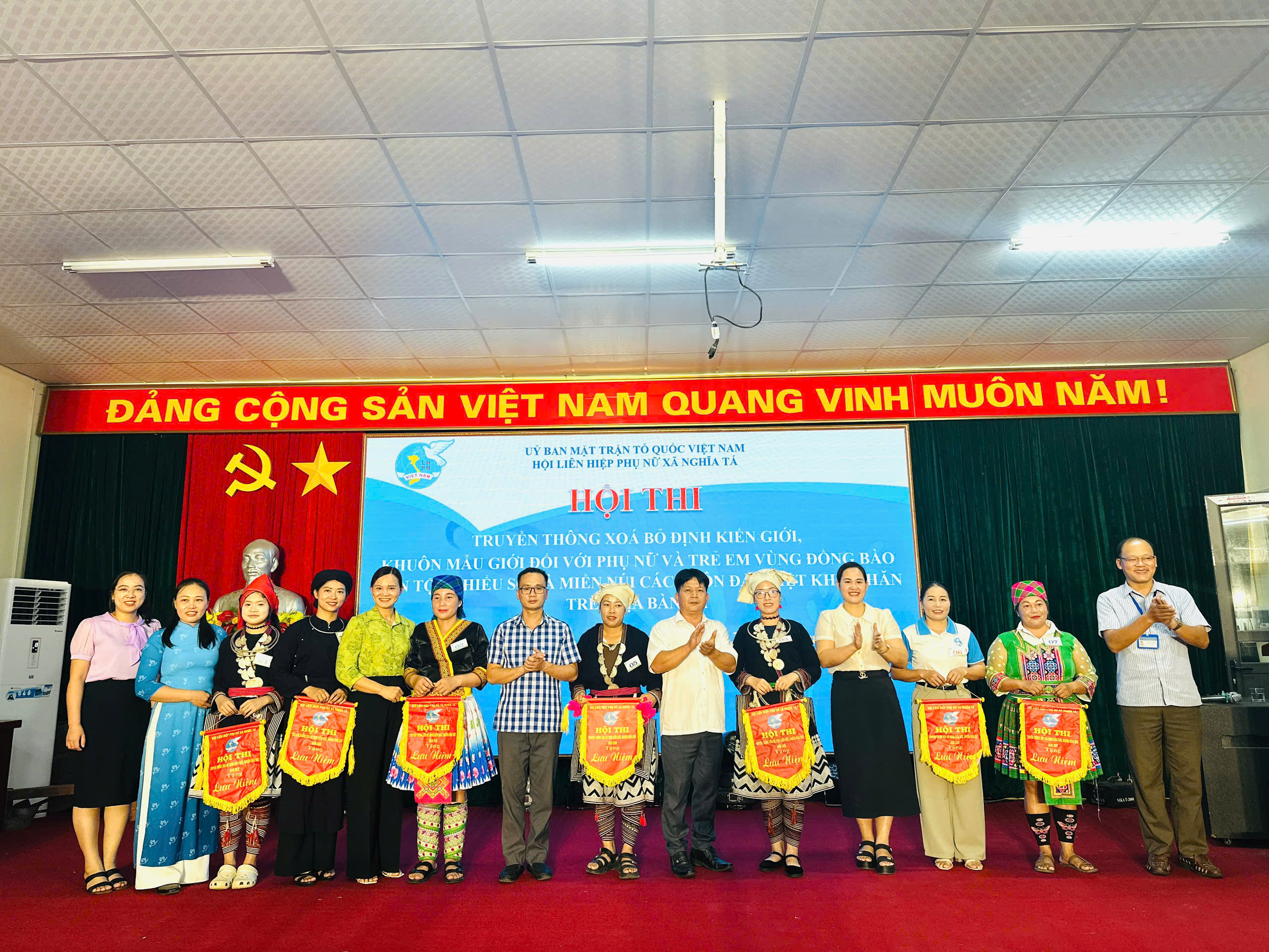 Anh-tin-bai