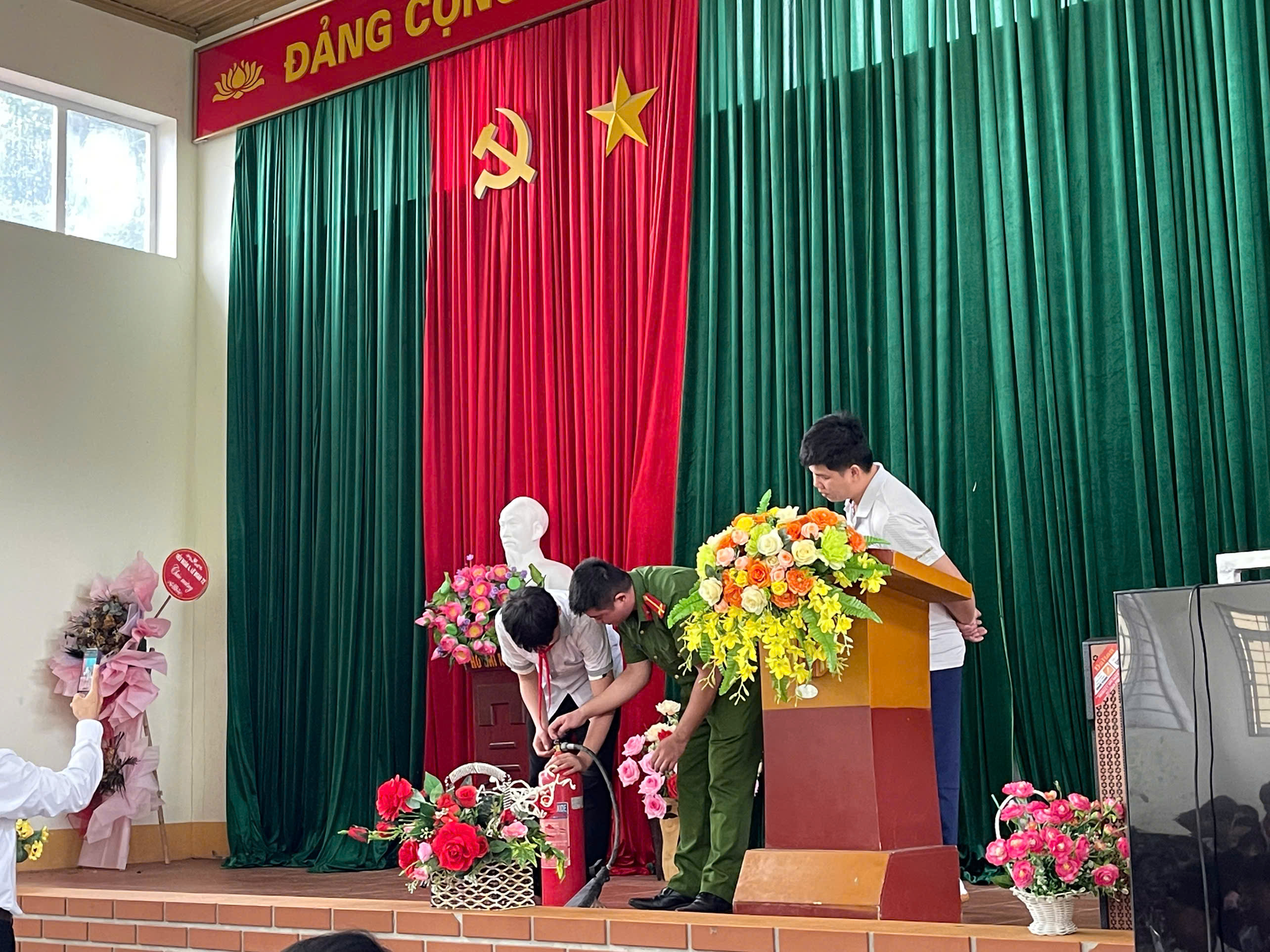 Anh-tin-bai