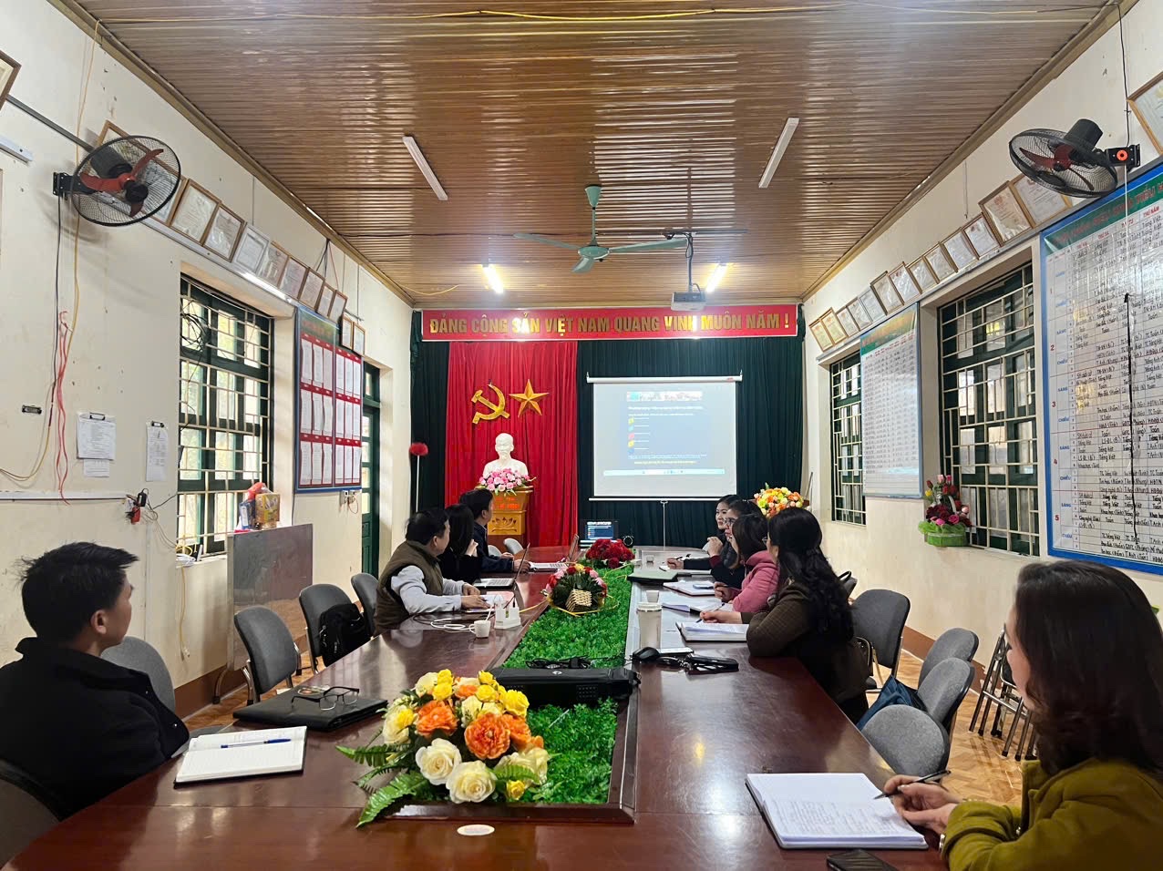 Lãnh đạo xã Nghĩa Tá tham dự Hội nghị sơ kết trực tuyến, kết hợp trực tiếp học kỳ I và triển khai nhiệm vụ học kỳ II năm học 2025 - 2026