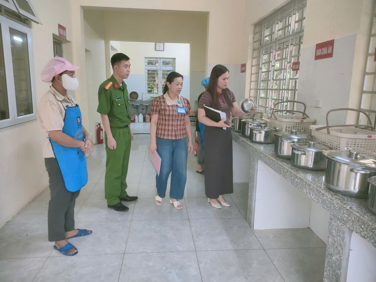 Nghĩa Tá tăng cường kiểm tra công tác an toàn thực phẩm các bếp ăn bán trú tại các trường học trên địa bàn xã
