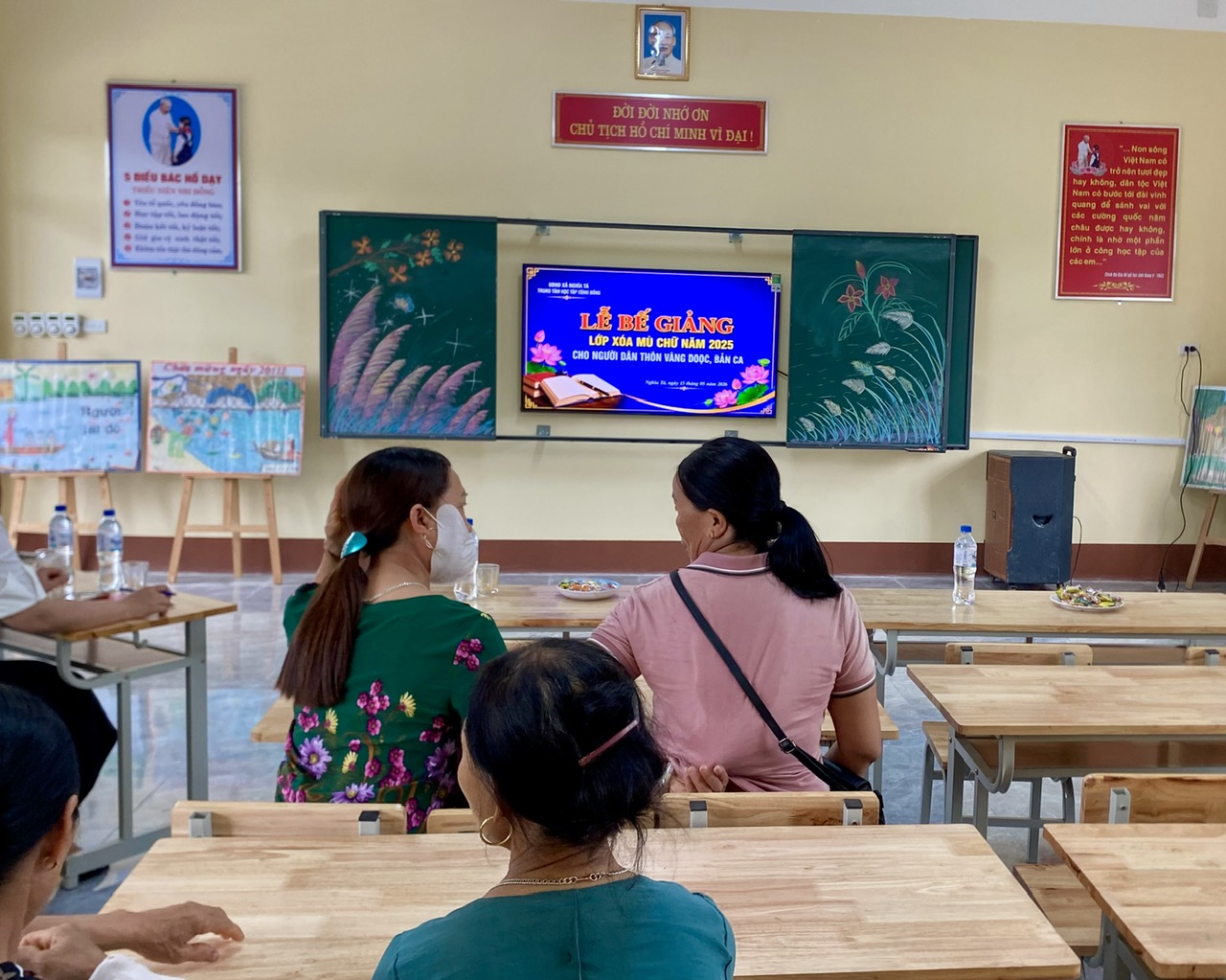 Bế giảng lớp xóa mù chữ năm 2025 cho người dân thôn vằng doọc và thôn bản ca