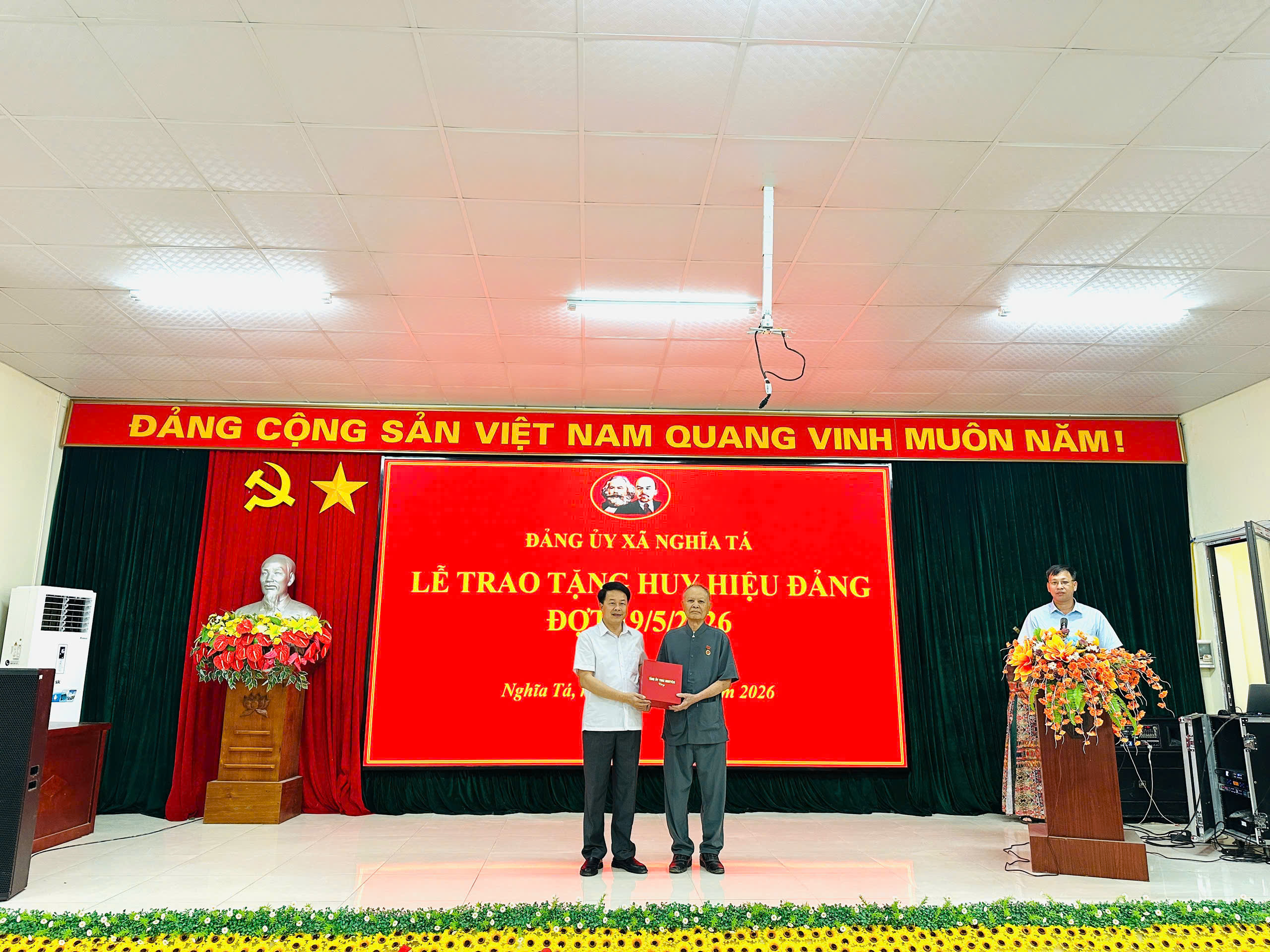 ĐẢNG ỦY XÃ NGHĨA TÁ TỔ CHỨC LỄ TRAO TẶNG HUY HIỆU ĐẢNG ĐỢT 19/5/2026