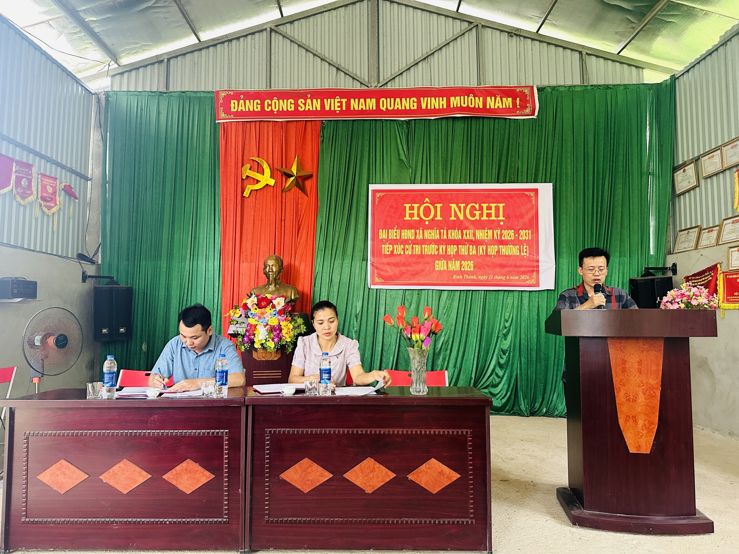 TỔ ĐẠI BIỂU SỐ 3 HĐND XÃ NGHĨA TÁ TIẾP XÚC CỬ TRI TRƯỚC KỲ HỌP THỨ BA TẠI HỘI TRƯỜNG THÔN BÌNH THÀNH