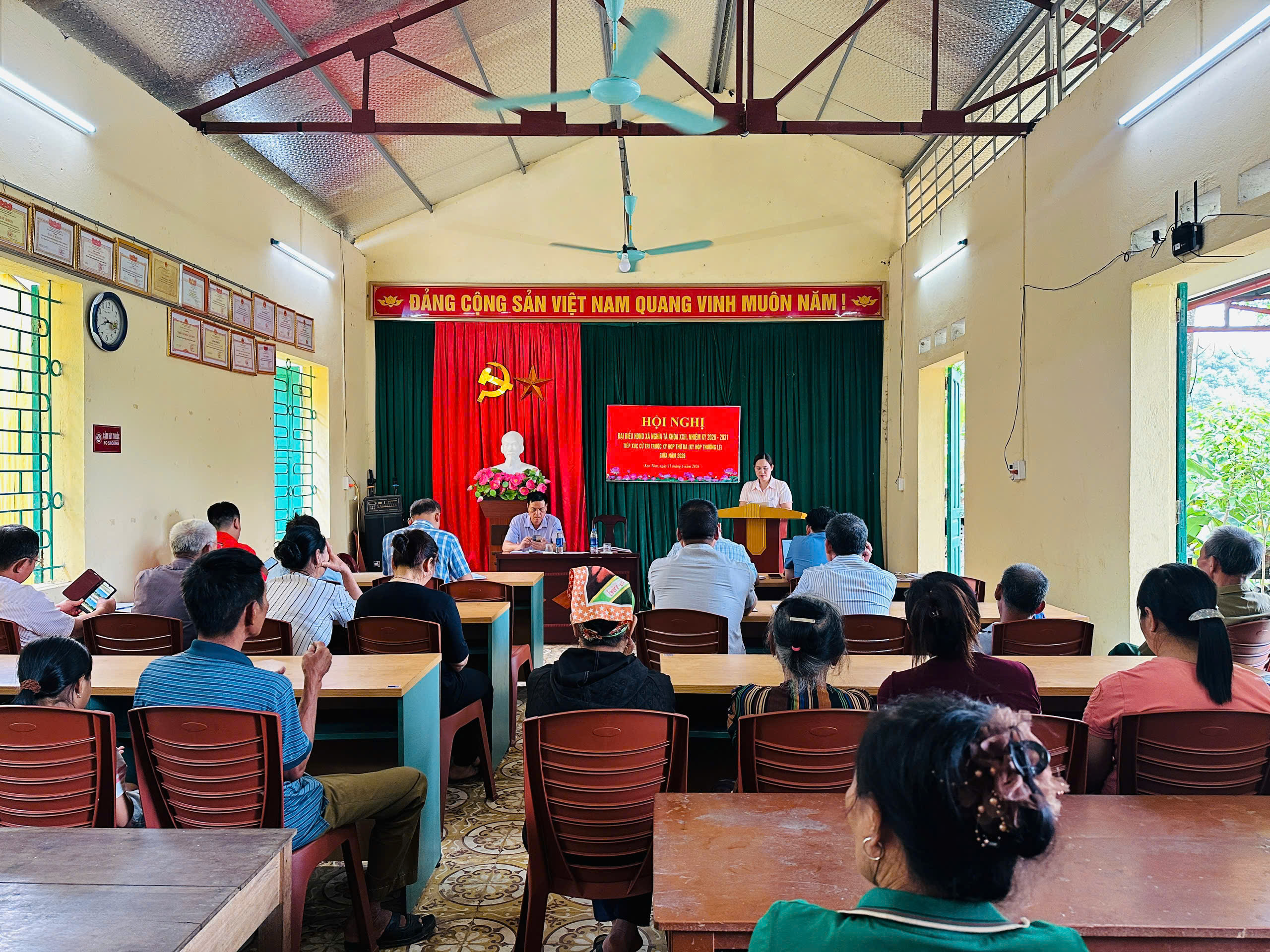 TỔ ĐẠI BIỂU SỐ 2 HĐND XÃ NGHĨA TÁ TIẾP XÚC CỬ TRI TRƯỚC KỲ HỌP THỨ BA TẠI HỘI TRƯỜNG THÔN KÉO TÔM