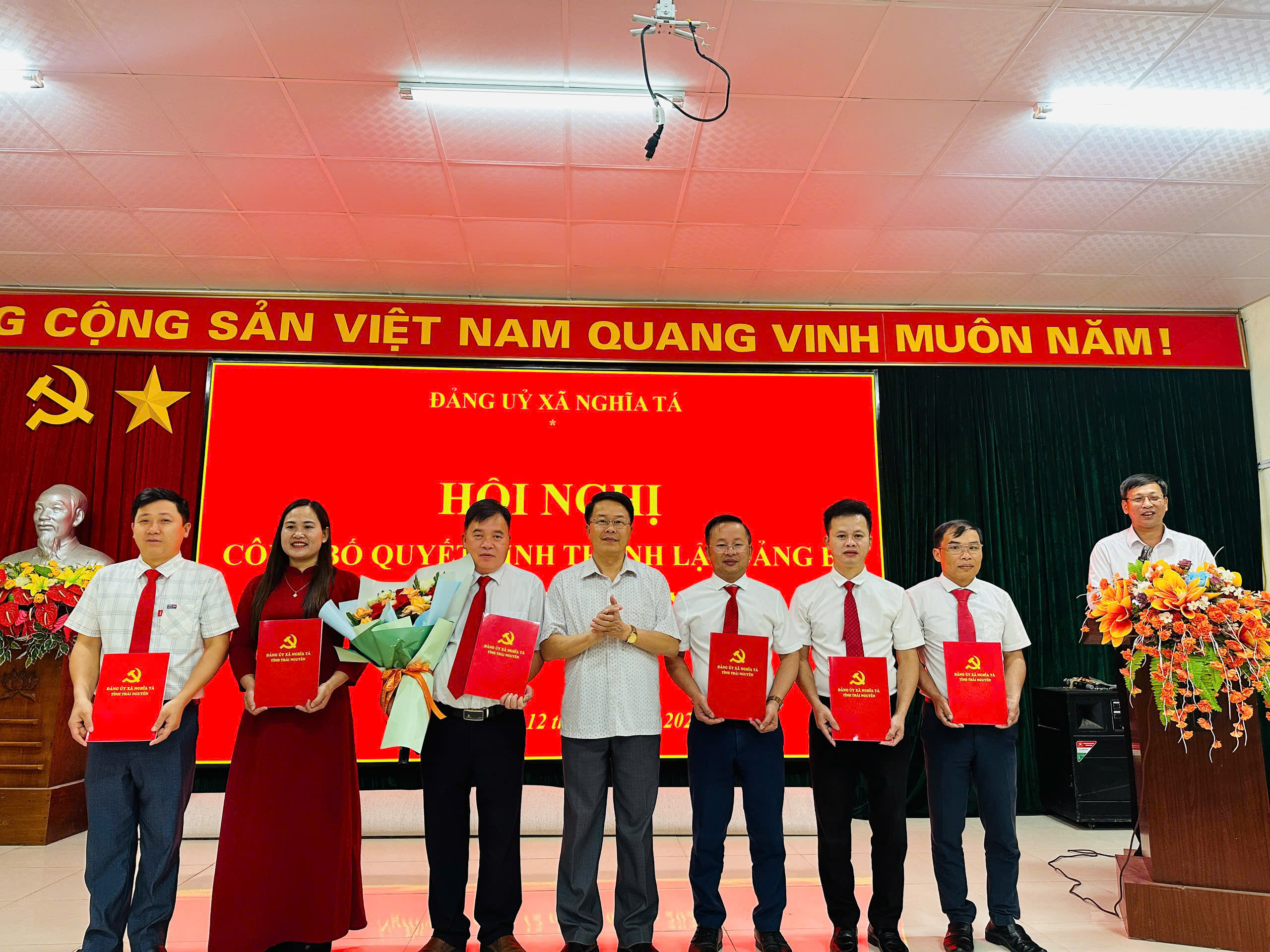 ĐẢNG ỦY XÃ NGHĨA TÁ TỔ CHỨC HỘI NGHỊ CÔNG BỐ QUYẾT ĐỊNH THÀNH LẬP ĐẢNG BỘ ỦY BAN NHÂN DÂN XÃ