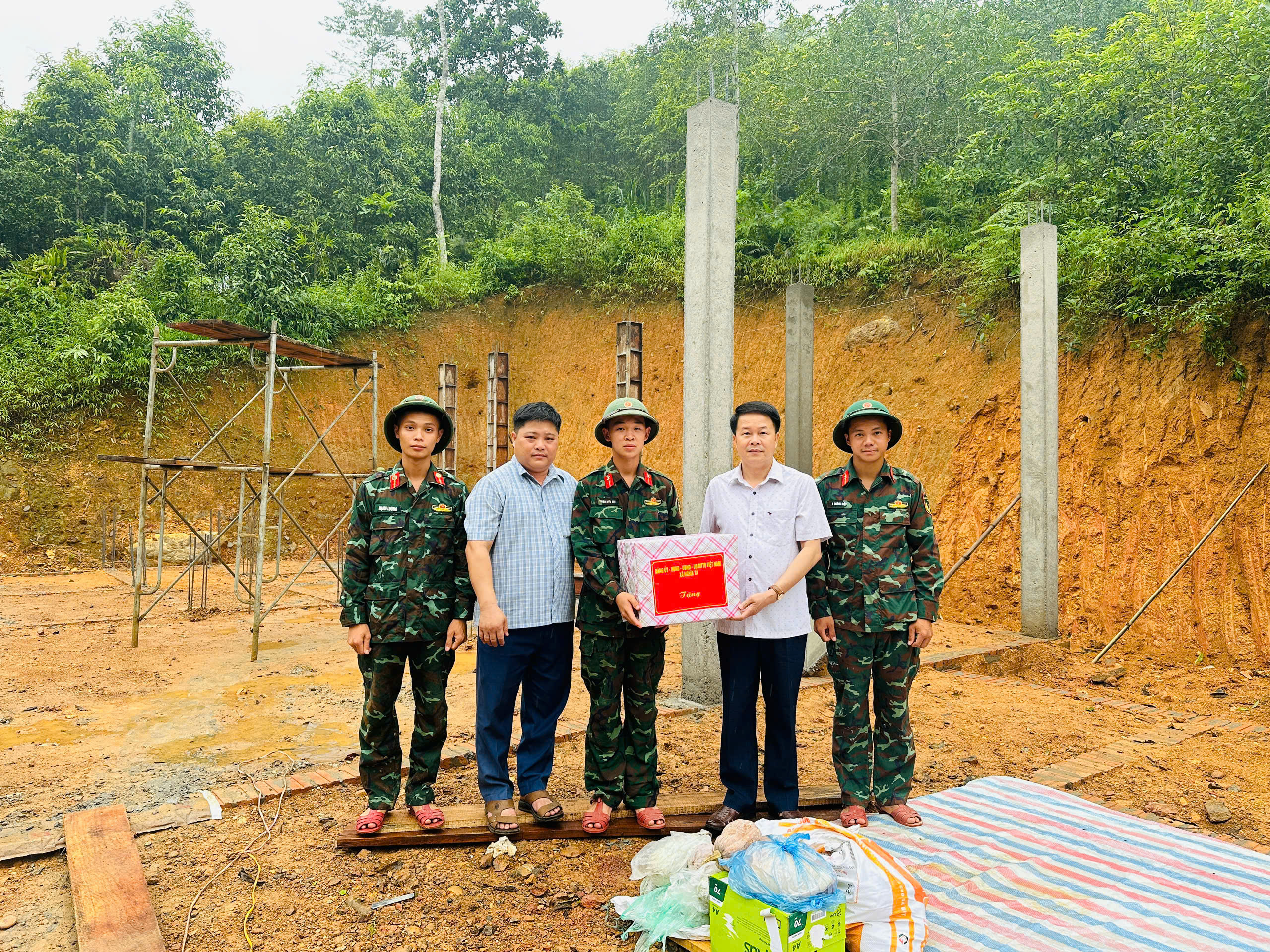Đảng ủy - HĐND - UBND - Ủy ban MTTQ Việt Nam xã Nghĩa Tá thăm hỏi, động viên chiến sĩ thực hiện nhiệm vụ xây dựng nhà đồng đội
