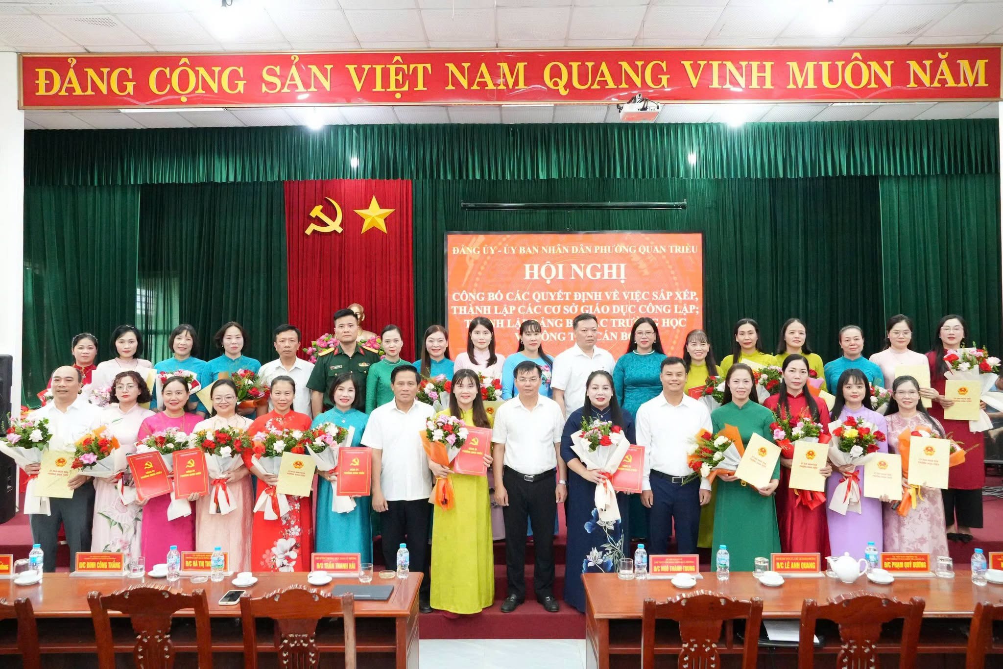 PHƯỜNG QUAN TRIỀU CÔNG BỐ CÁC QUYẾT ĐỊNH SẮP XẾP CƠ SỞ GIÁO DỤC CÔNG LẬP, THÀNH LẬP ĐẢNG BỘ TRƯỜNG HỌC VÀ CÔNG TÁC CÁN BỘ SAU SẮP XẾP