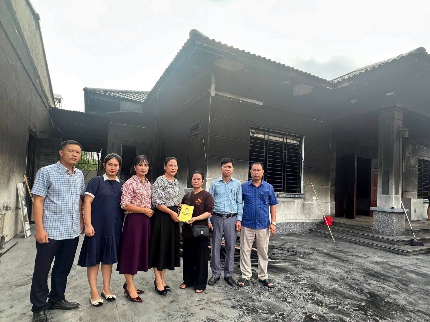 ỦY BAN MTTQ VIỆT NAM PHƯỜNG QUAN TRIỀU THĂM HỎI, ĐỘNG VIÊN GIA ĐÌNH BỊ THIỆT HẠI DO HỎA HOẠN