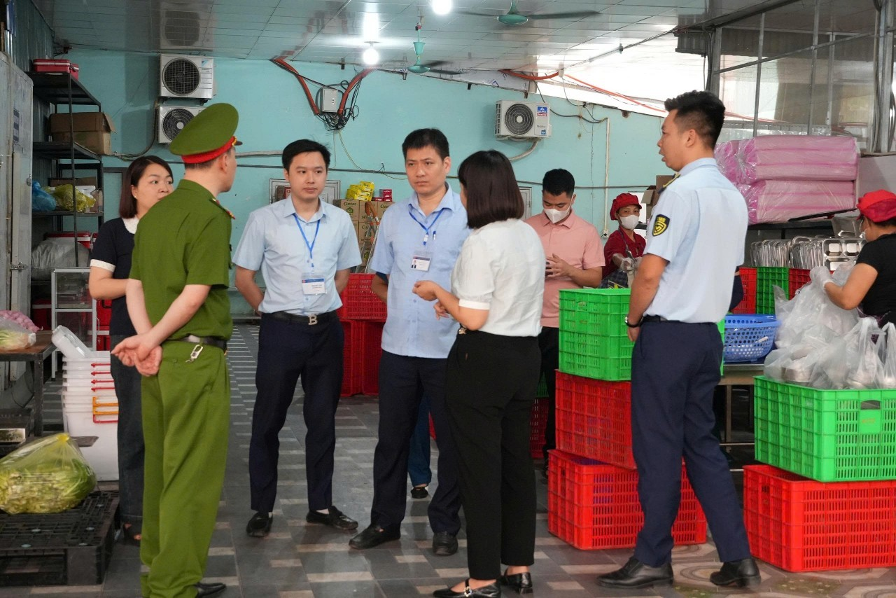 TĂNG CƯỜNG KIỂM TRA CÔNG TÁC BẢO ĐẢM VỆ SINH AN TOÀN THỰC PHẨM TRÊN ĐỊA BÀN PHƯỜNG QUAN TRIỀU