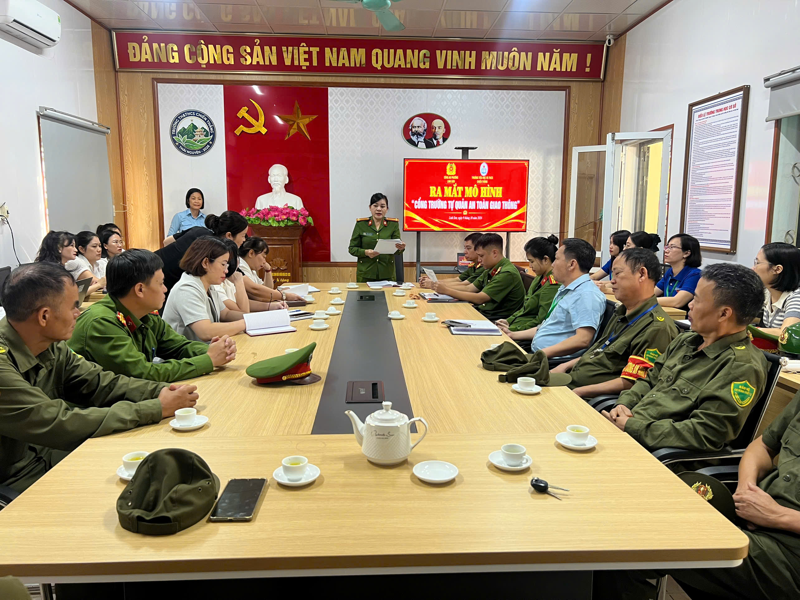 CÔNG AN PHƯỜNG LINH SƠN RA MẮT MÔ HÌNH “CỔNG TRƯỜNG TỰ QUẢN BẢO ĐẢM TRẬT TỰ, AN TOÀN GIAO THÔNG” TẠI TRƯỜNG TH&amp;THCS CHIẾN THẮNG
