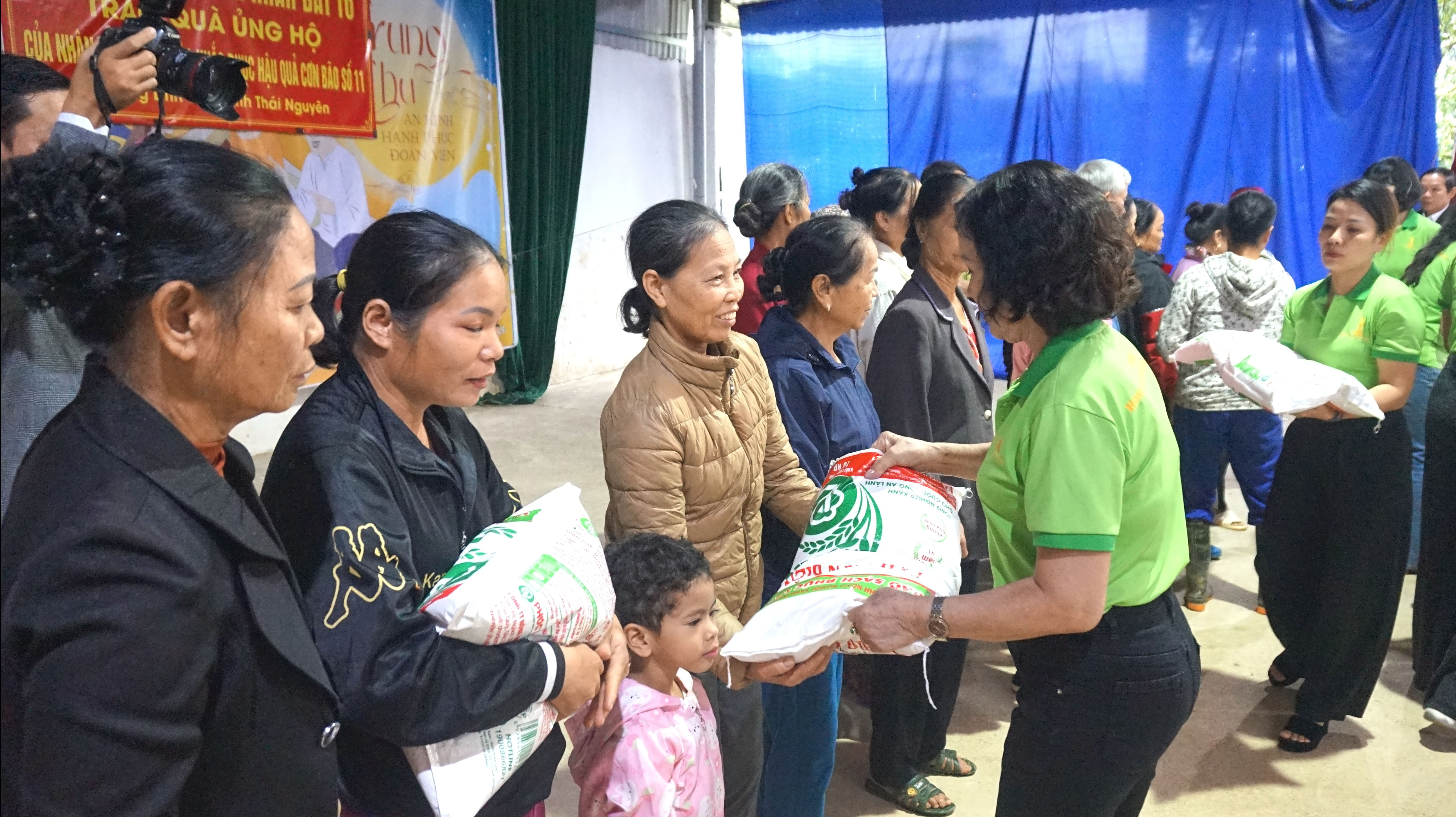 Ban Tổ chức Doanh nhân Đất Tổ trao quà hỗ trợ nhân dân phường Linh Sơn khắc phục hậu quả cơn bão số 11.