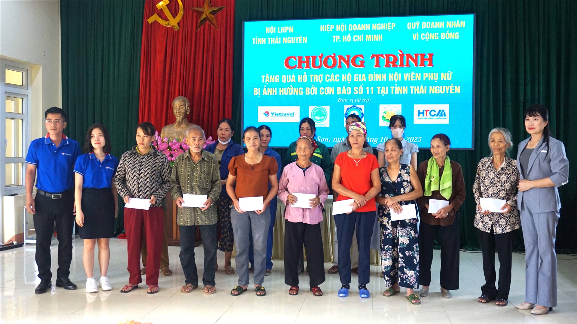 Hỗ trợ gia đình hội viên phụ nữ bị ảnh hưởng bởi bão số 11.