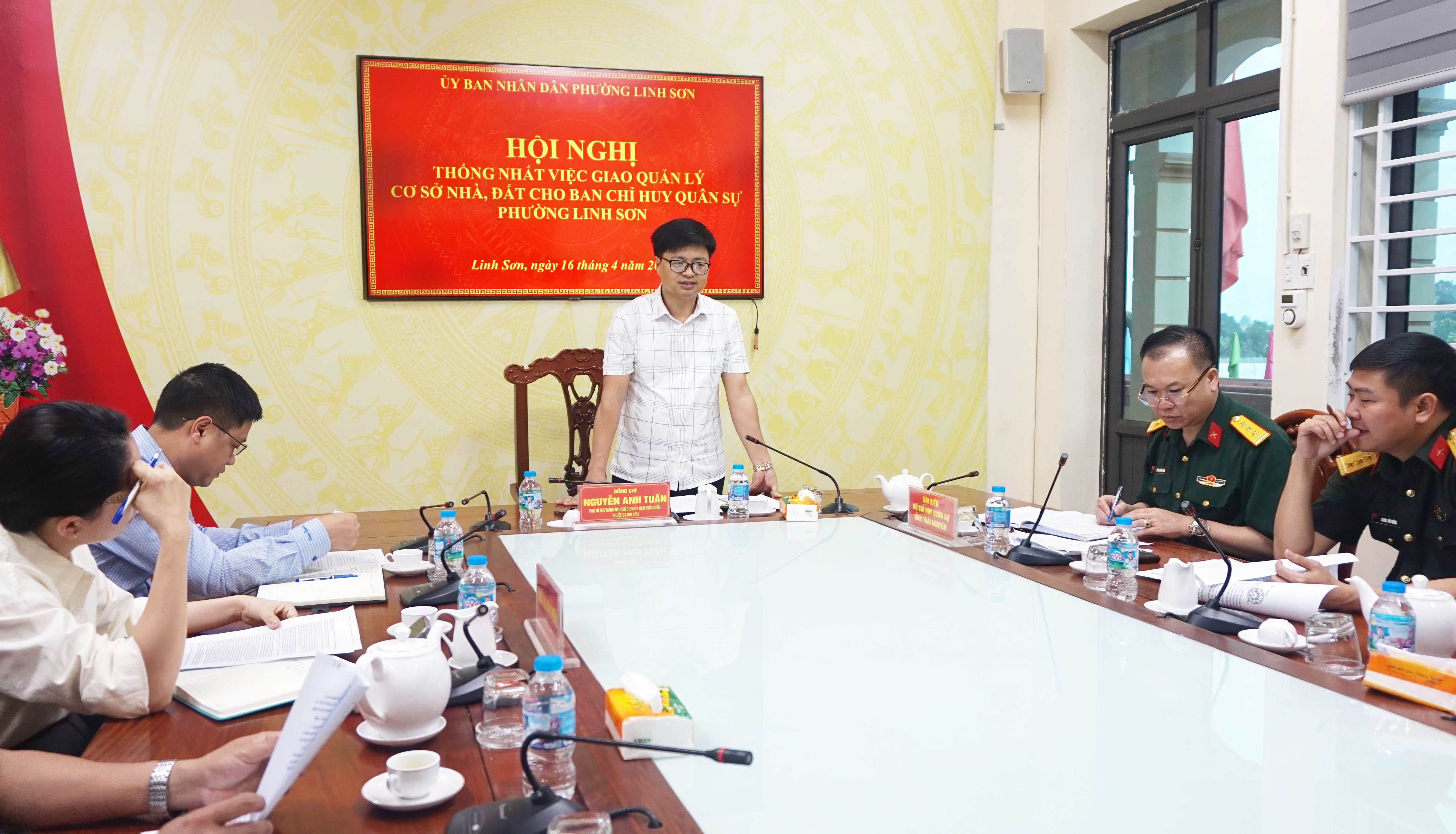 Hội nghị thống nhất việc giao quản lý cơ sở nhà, đất cho Ban CHQS phường Linh Sơn.