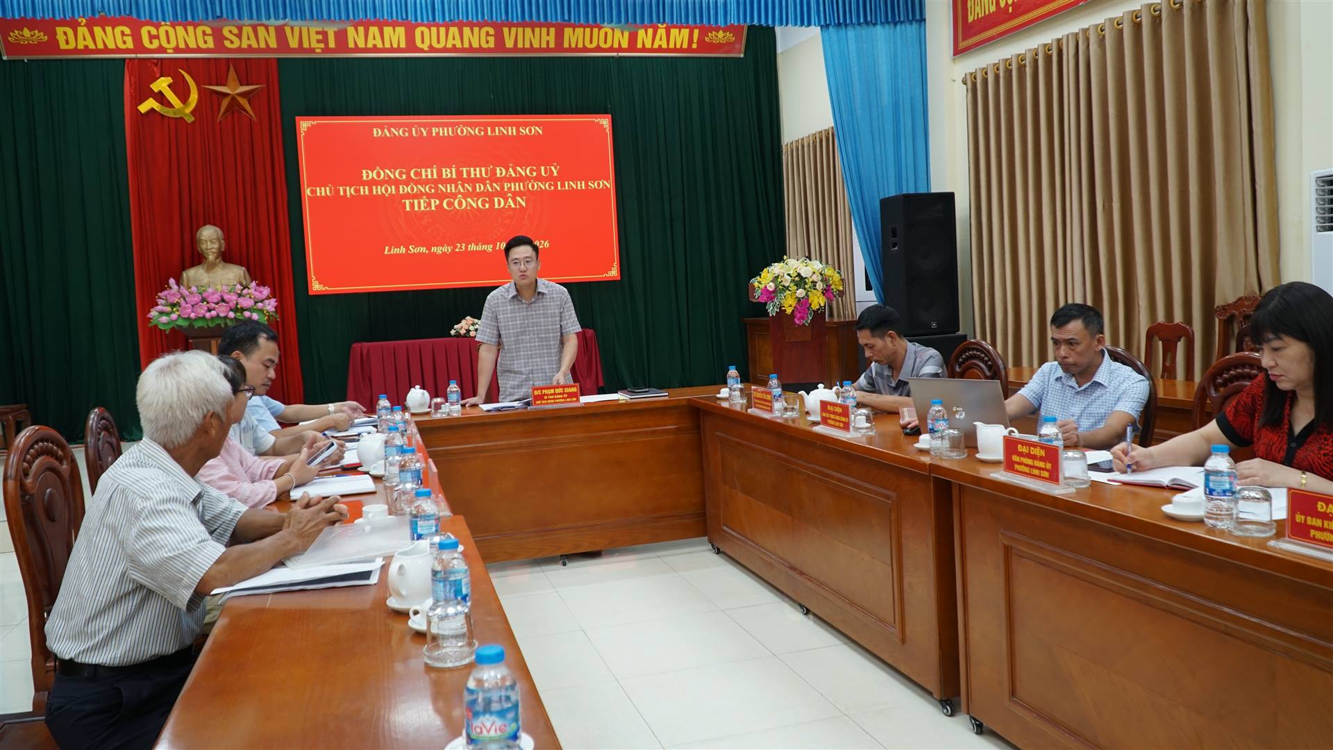Bí thư Đảng ủy, Chủ tịch HĐND phường Linh Sơn tiếp công dân, chỉ đạo rà soát kiến nghị liên quan đến đất đai