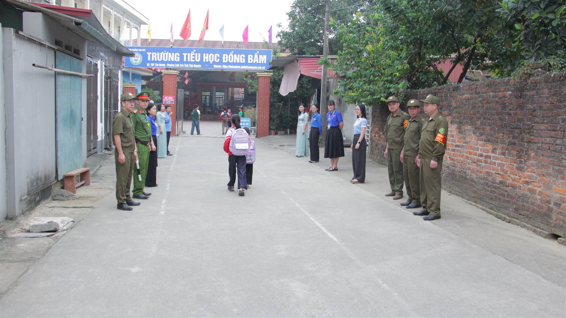 Ra quân triển khai mô hình “Cổng trường an toàn giao thông”.