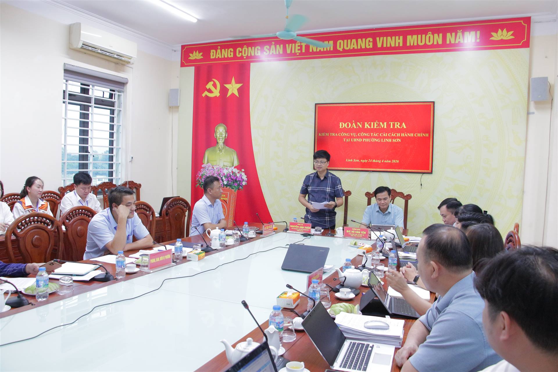 Kiểm tra công vụ, công tác cải cách hành chính tại phường Linh Sơn.