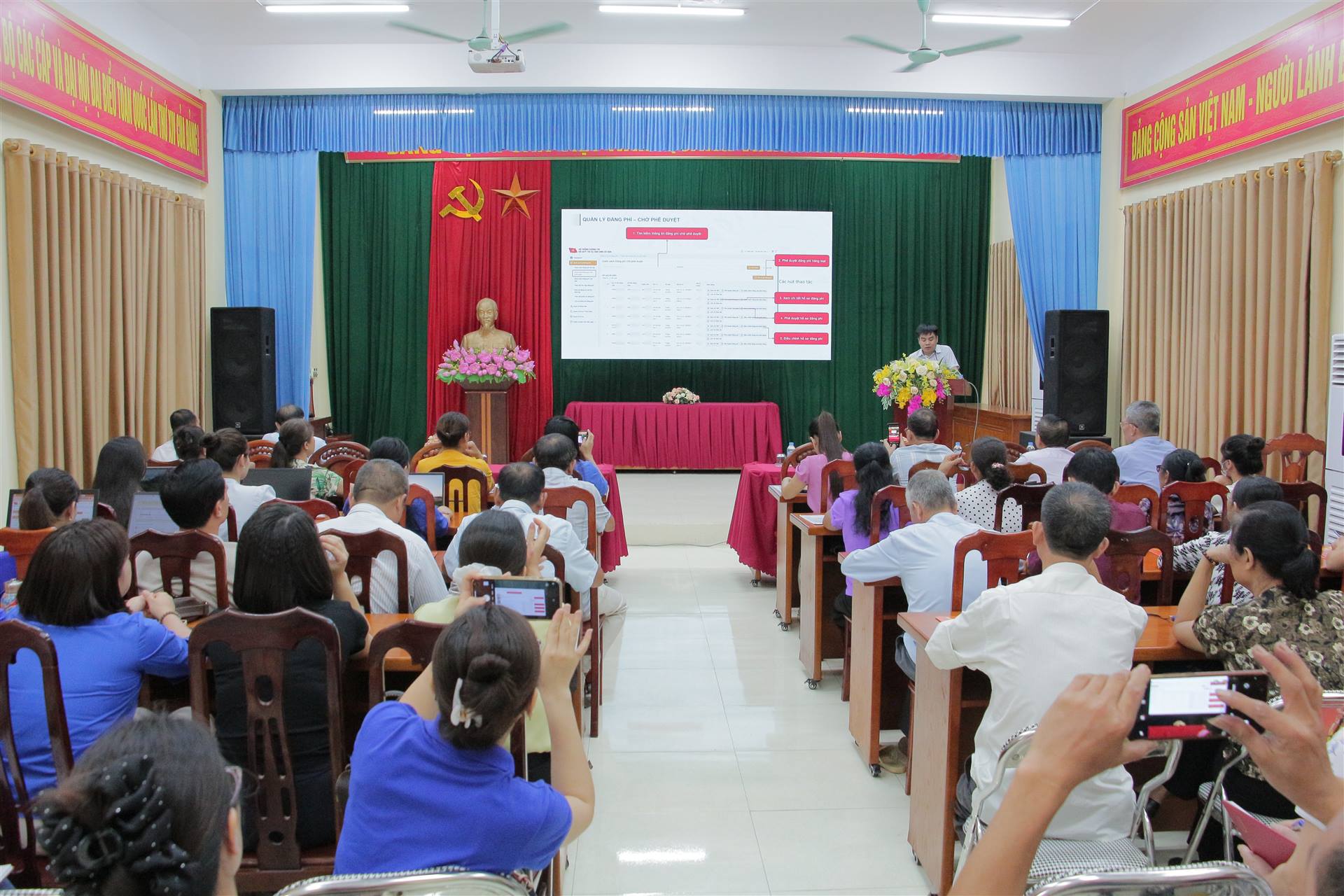 Tập huấn, hướng dẫn nghiệp vụ 4 thủ tục hành chính của Đảng trên môi trường điện tử.